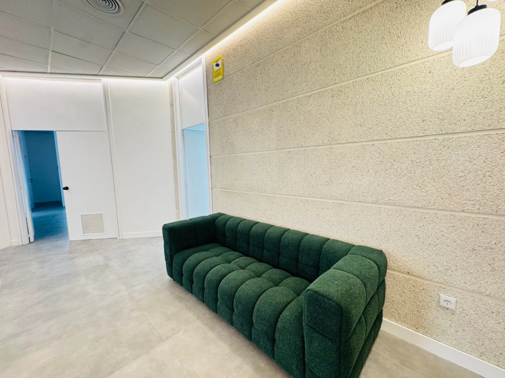 Denia. Alquiler oficinas independientes en bajo comercial. Opción alquiler local entero .