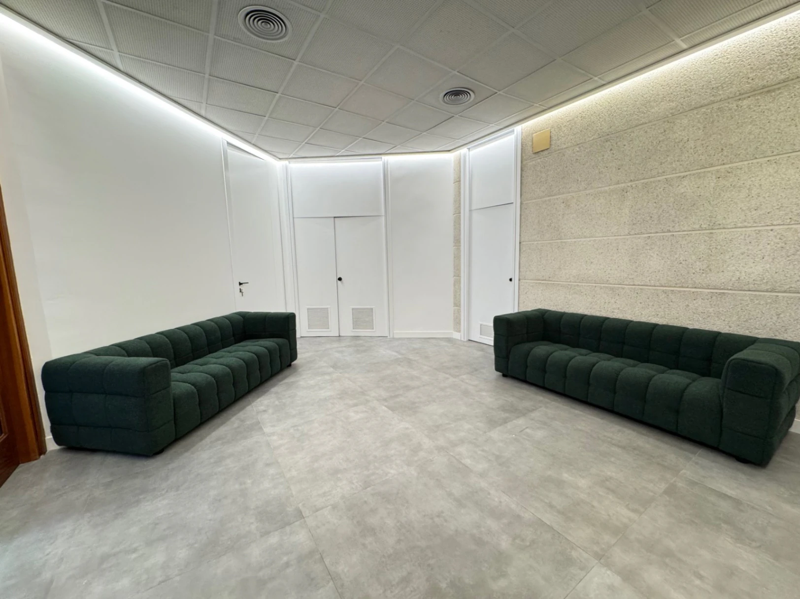 Denia. Alquiler oficinas independientes en bajo comercial. Opción alquiler local entero .