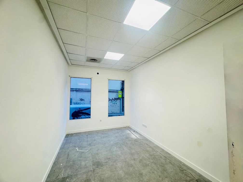 Denia. Alquiler oficinas independientes en bajo comercial. Opción alquiler local entero .