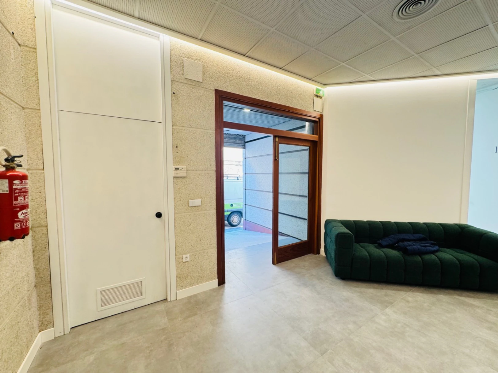 Denia. Alquiler oficinas independientes en bajo comercial. Opción alquiler local entero .
