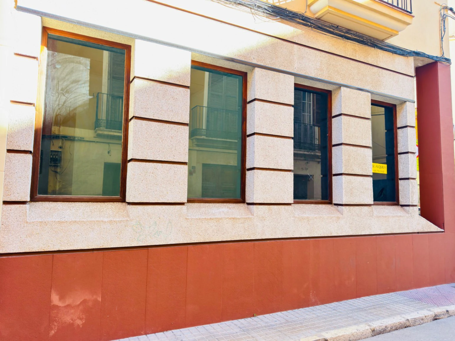 Denia. Alquiler oficinas independientes en bajo comercial. Opción alquiler local entero .