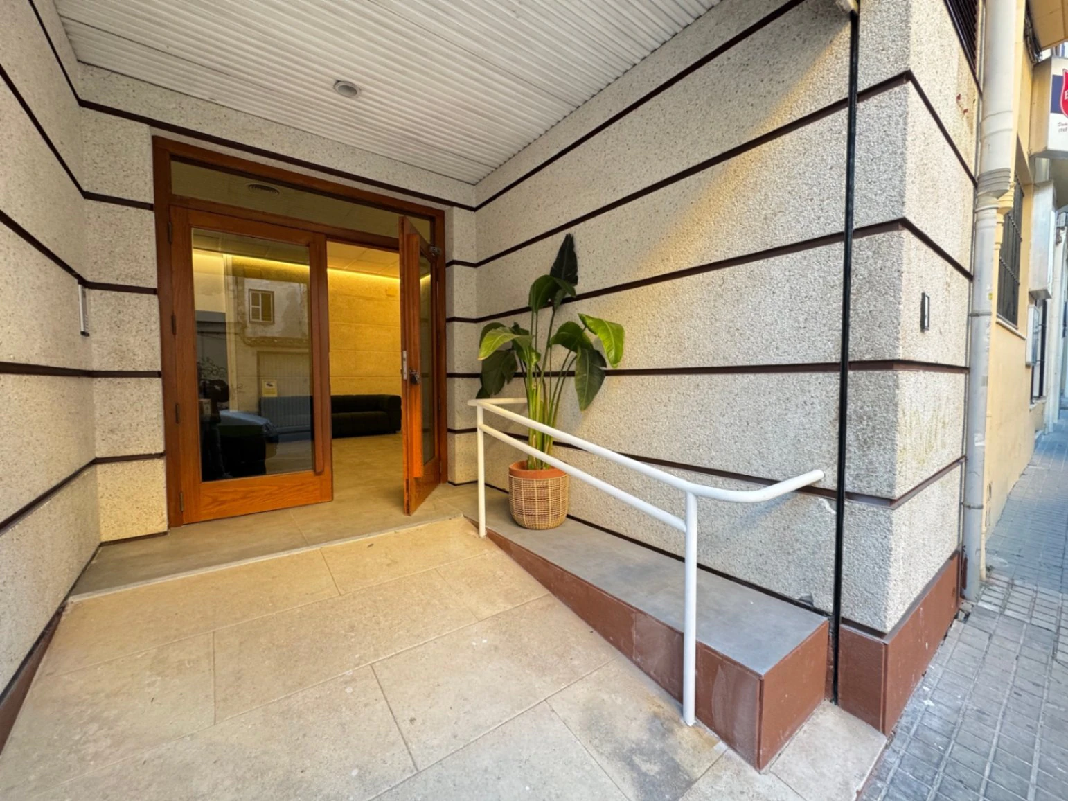Denia. Alquiler oficinas independientes en bajo comercial. Opción alquiler local entero .