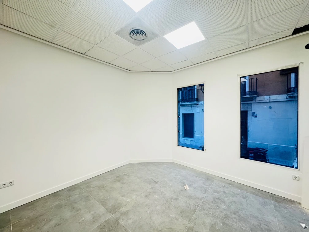 Denia. Alquiler oficinas independientes en bajo comercial. Opción alquiler local entero .