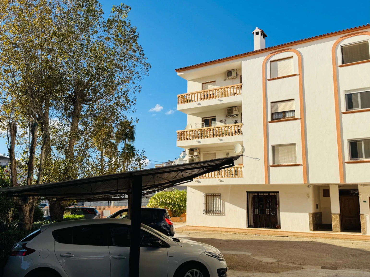 Planta baja en urbanización con piscina en Denia
