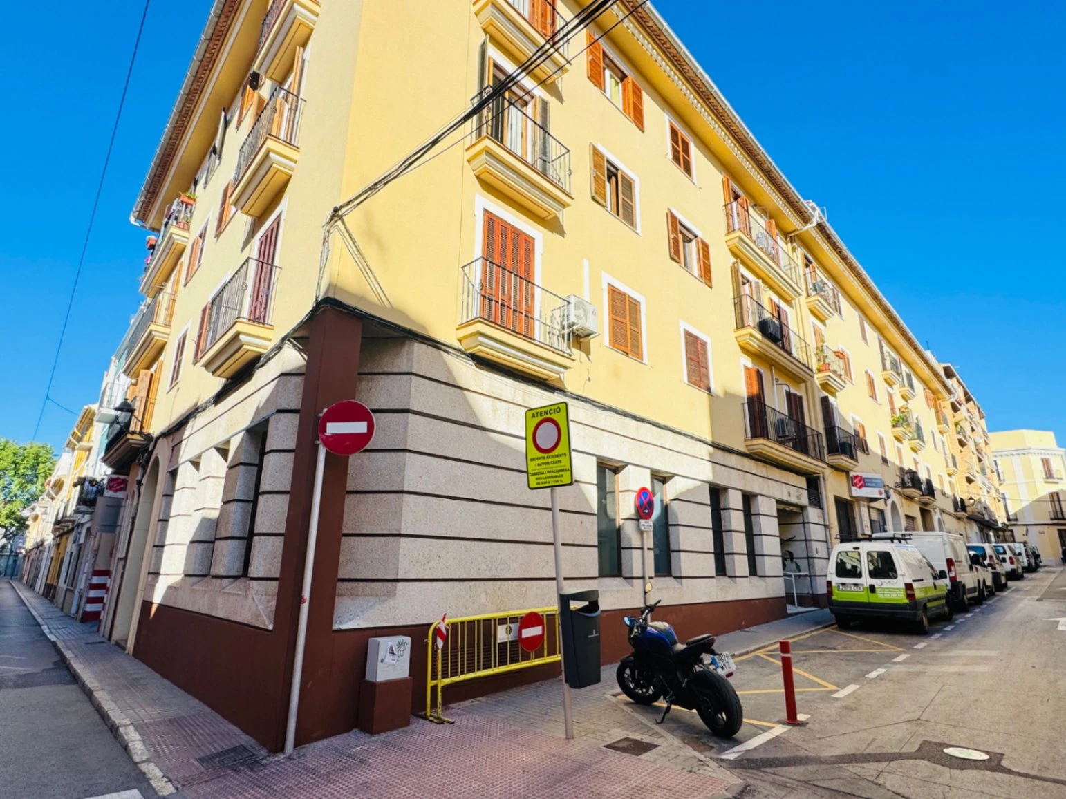 Denia. Alquiler oficinas independientes en bajo comercial. Opción alquiler local entero .