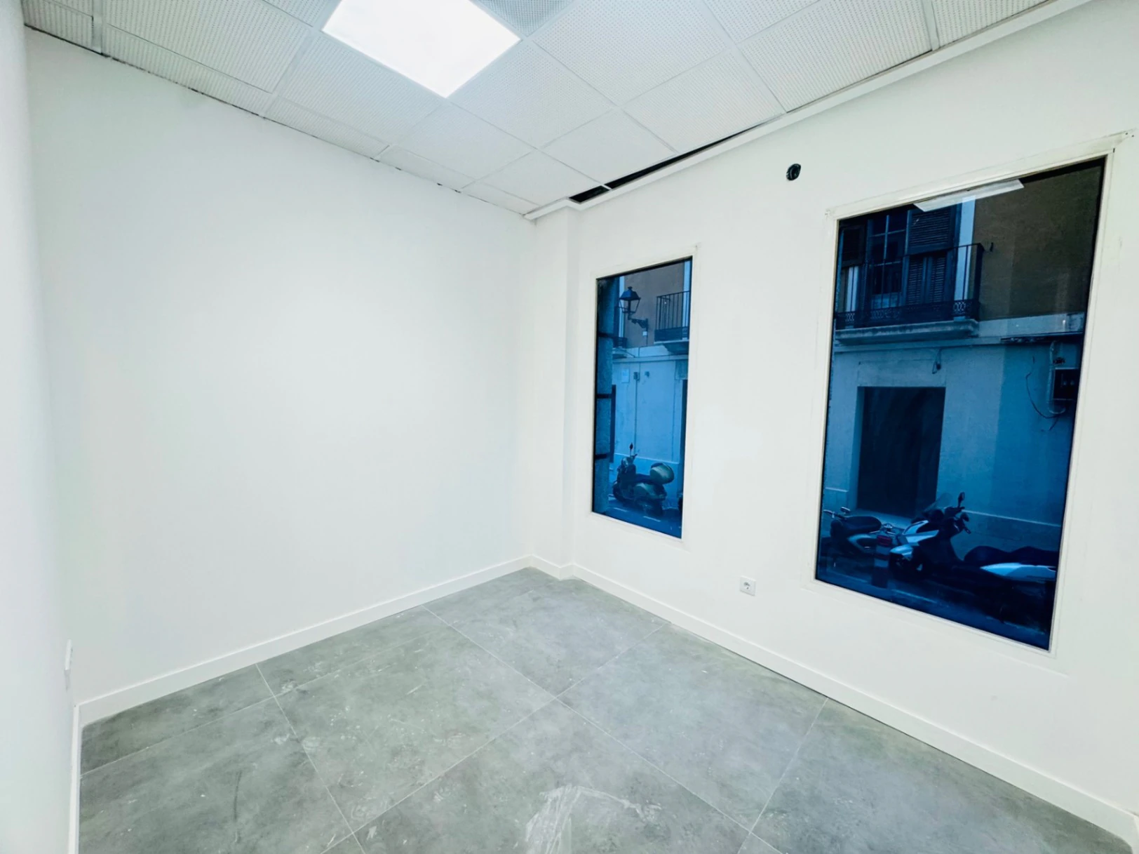 Denia. Alquiler oficinas independientes en bajo comercial. Opción alquiler local entero .
