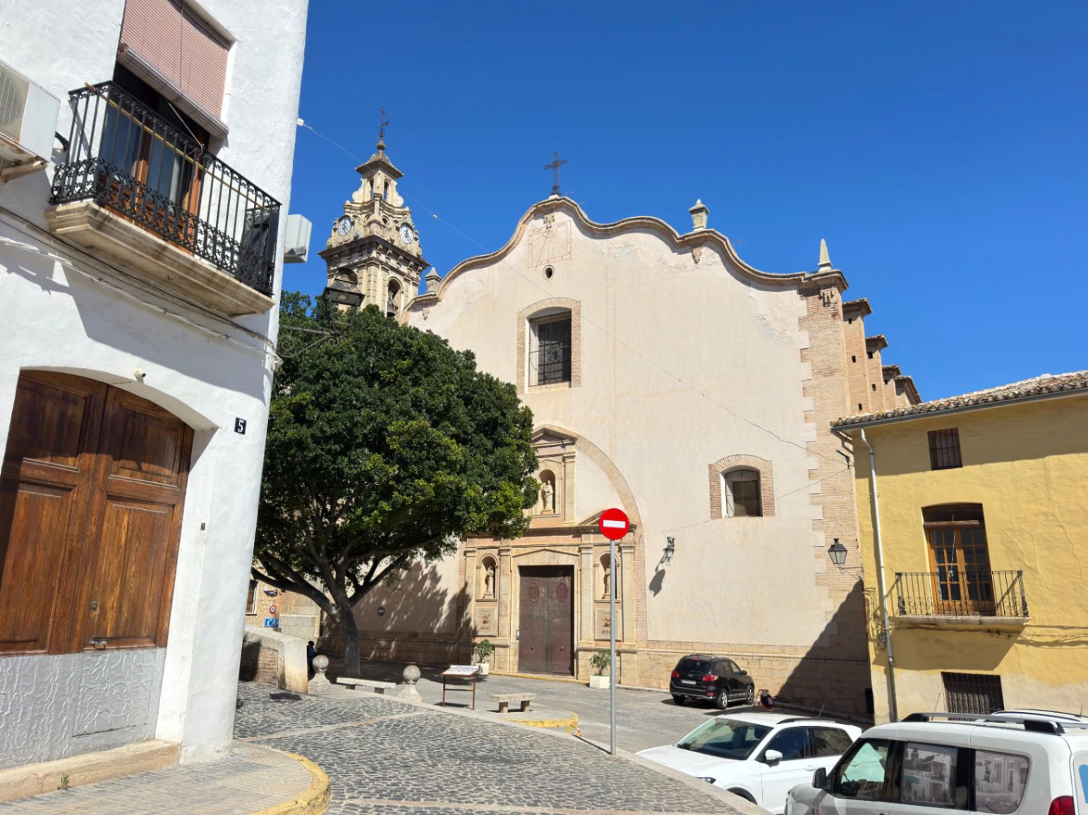 Casa de pueblo en centro Oliva con 3 viviendas dentro