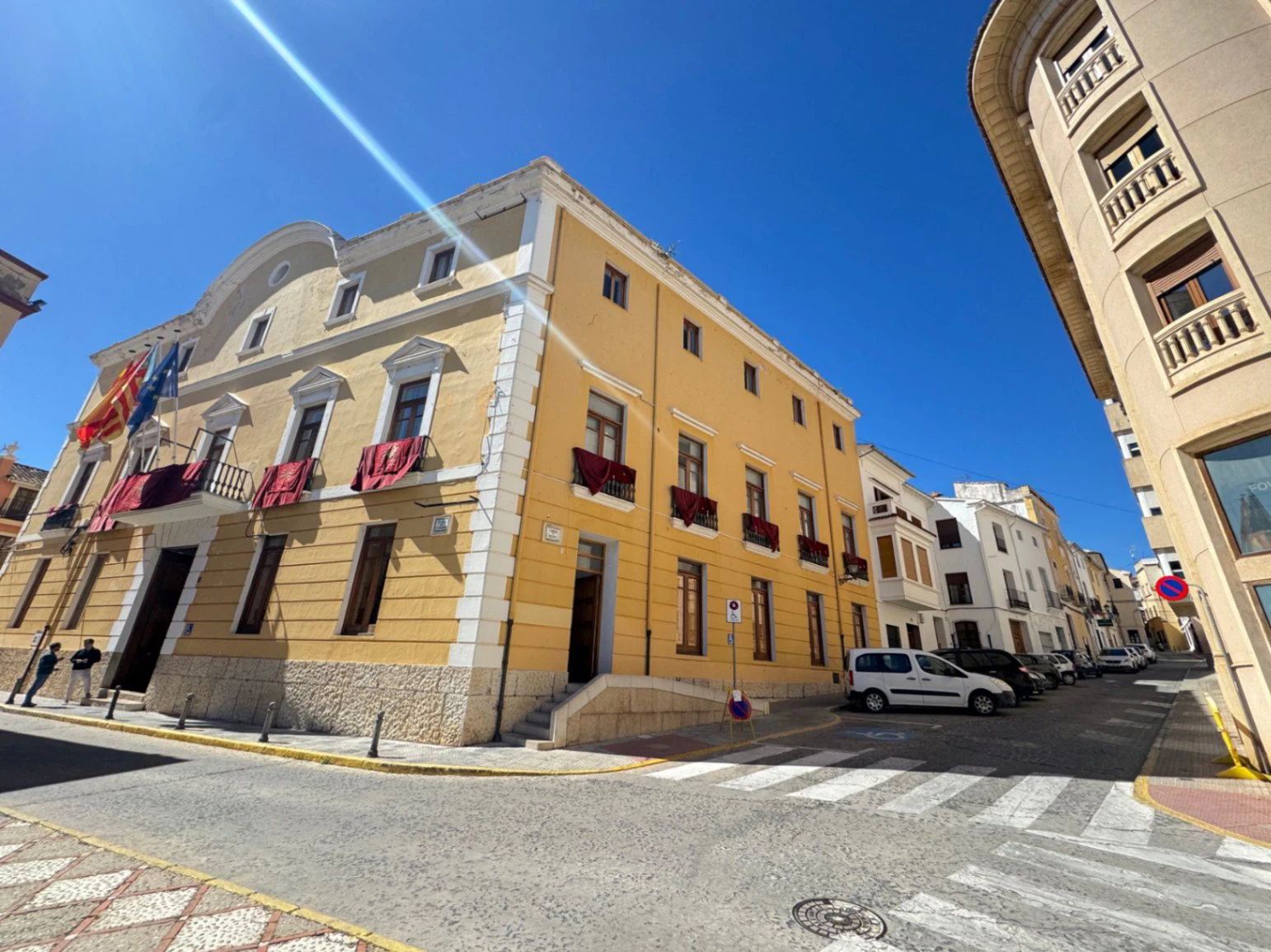 Casa de pueblo en centro Oliva con 3 viviendas dentro