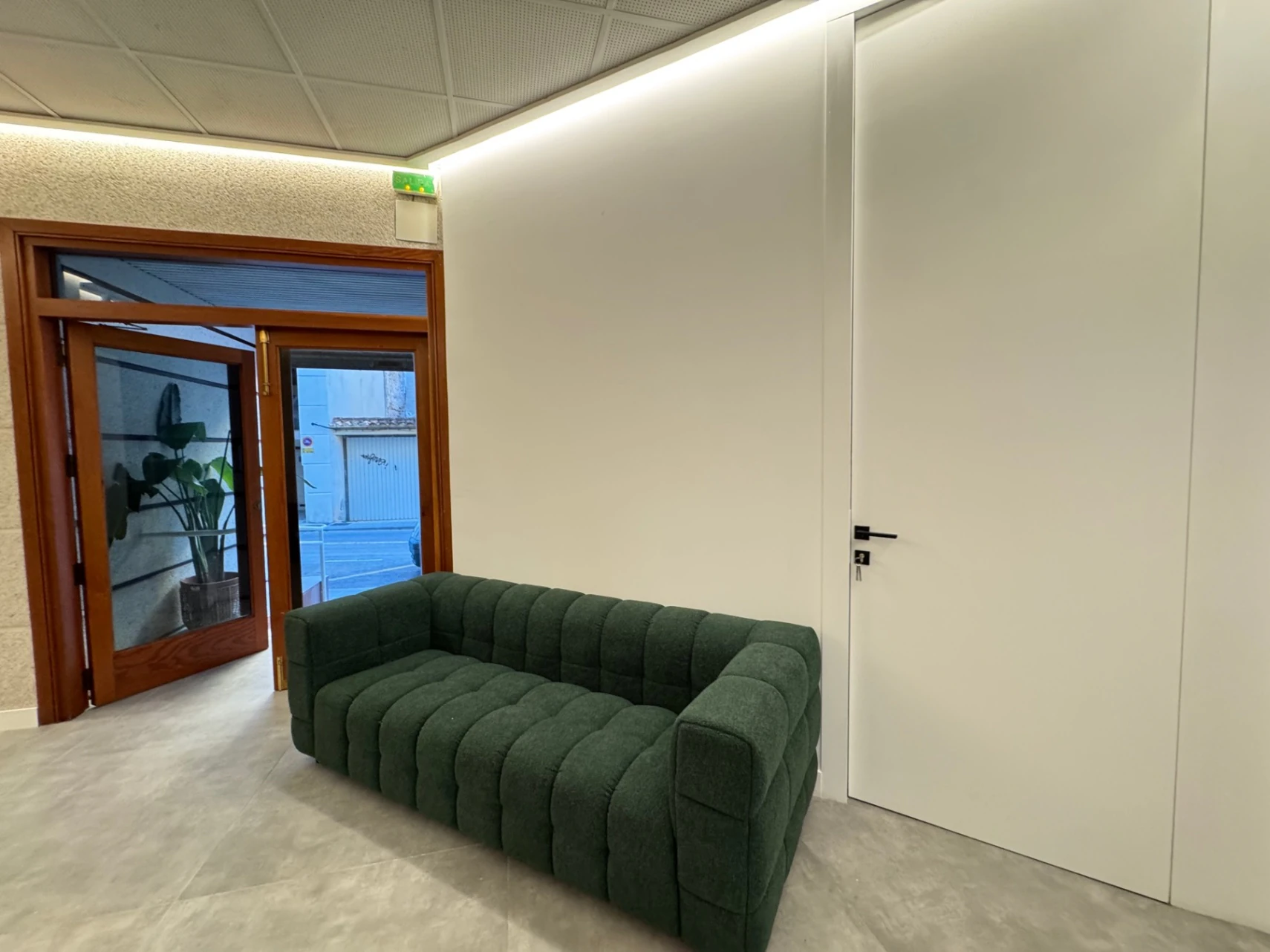 Denia. Alquiler oficinas independientes en bajo comercial. Opción alquiler local entero .
