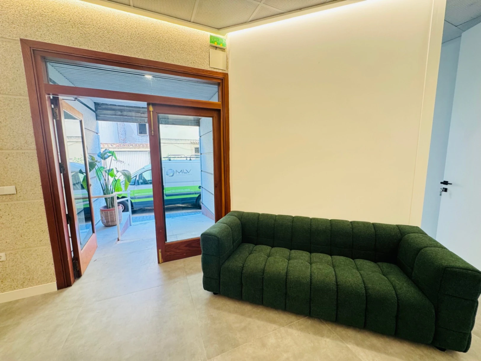 Denia. Alquiler oficinas independientes en bajo comercial. Opción alquiler local entero .