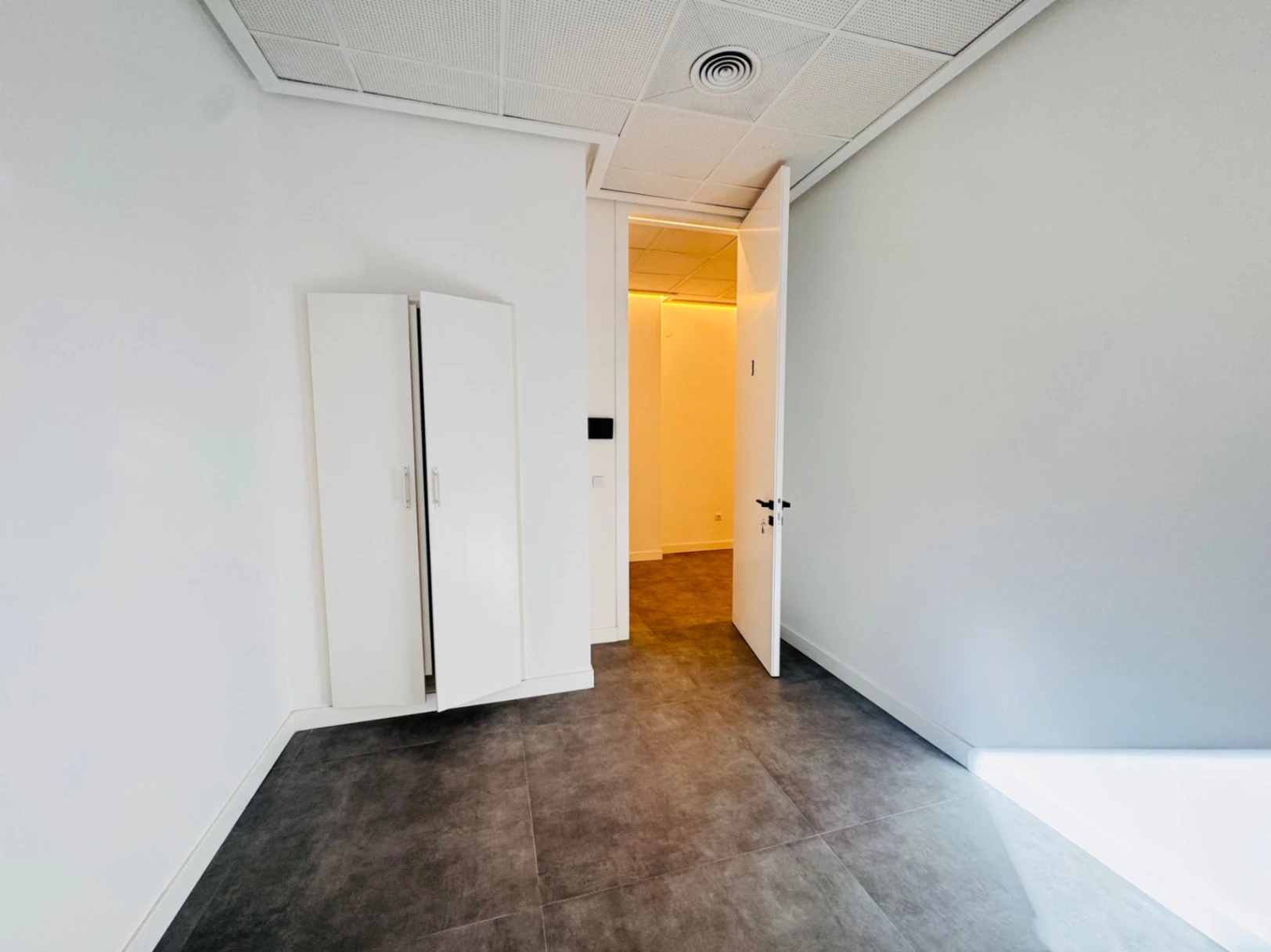 Denia. Alquiler oficinas independientes en bajo comercial. Opción alquiler local entero .