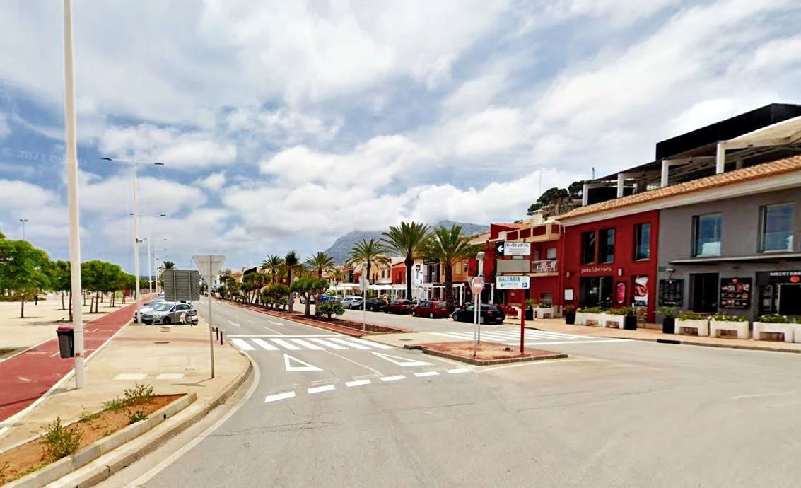 Local Comercial Premium con Licencia de Restaurante y terraza en el Puerto de Dénia