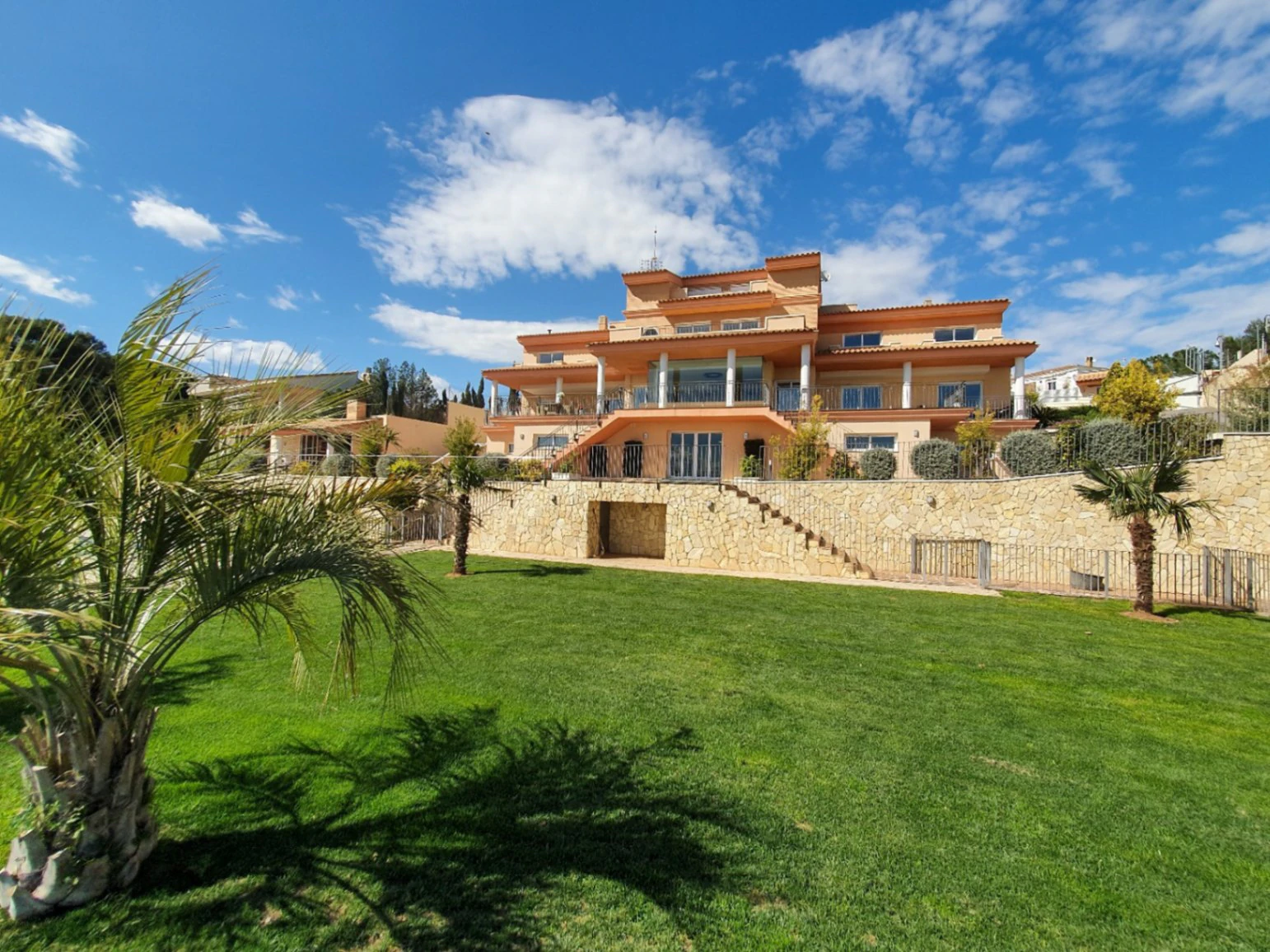 Majestuosa Villa de Lujo en Cumbres de Calicanto.
