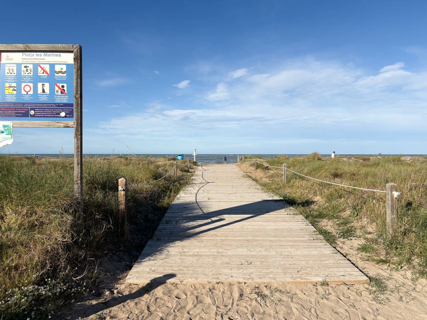 A pie de playa: Exclusivo adosado en primera línea de Las Marinas, Dénia.