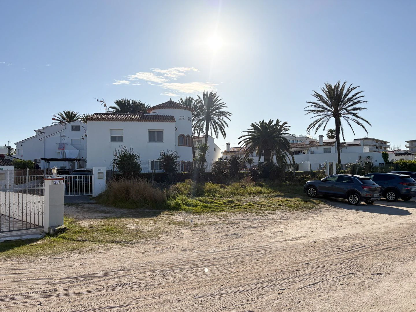 A pie de playa: Exclusivo adosado en primera línea de Las Marinas, Dénia.