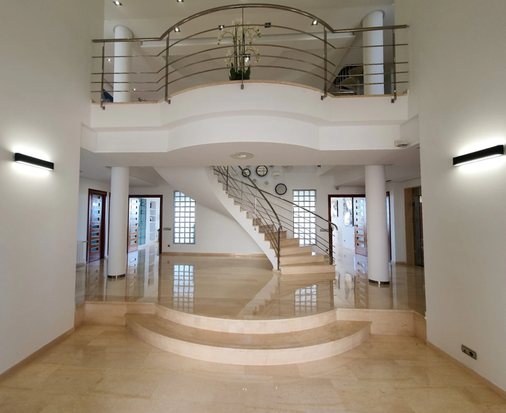 Majestuosa Villa de Lujo en Cumbres de Calicanto.
