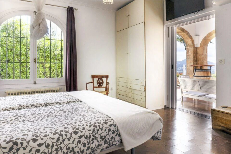 Villa en Jávea con Vistas al Mar y al Montgó