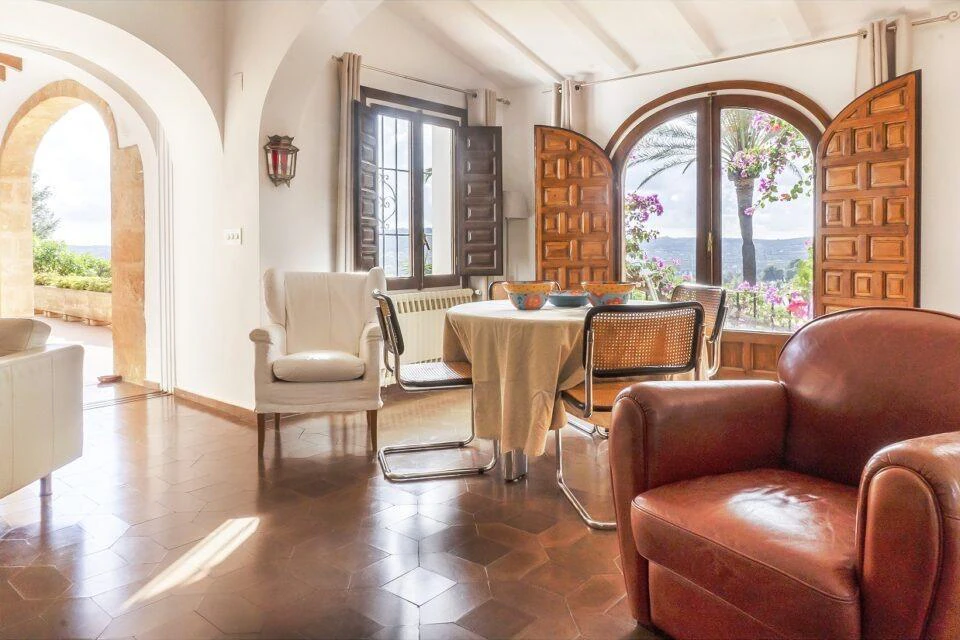 Villa en Jávea con Vistas al Mar y al Montgó