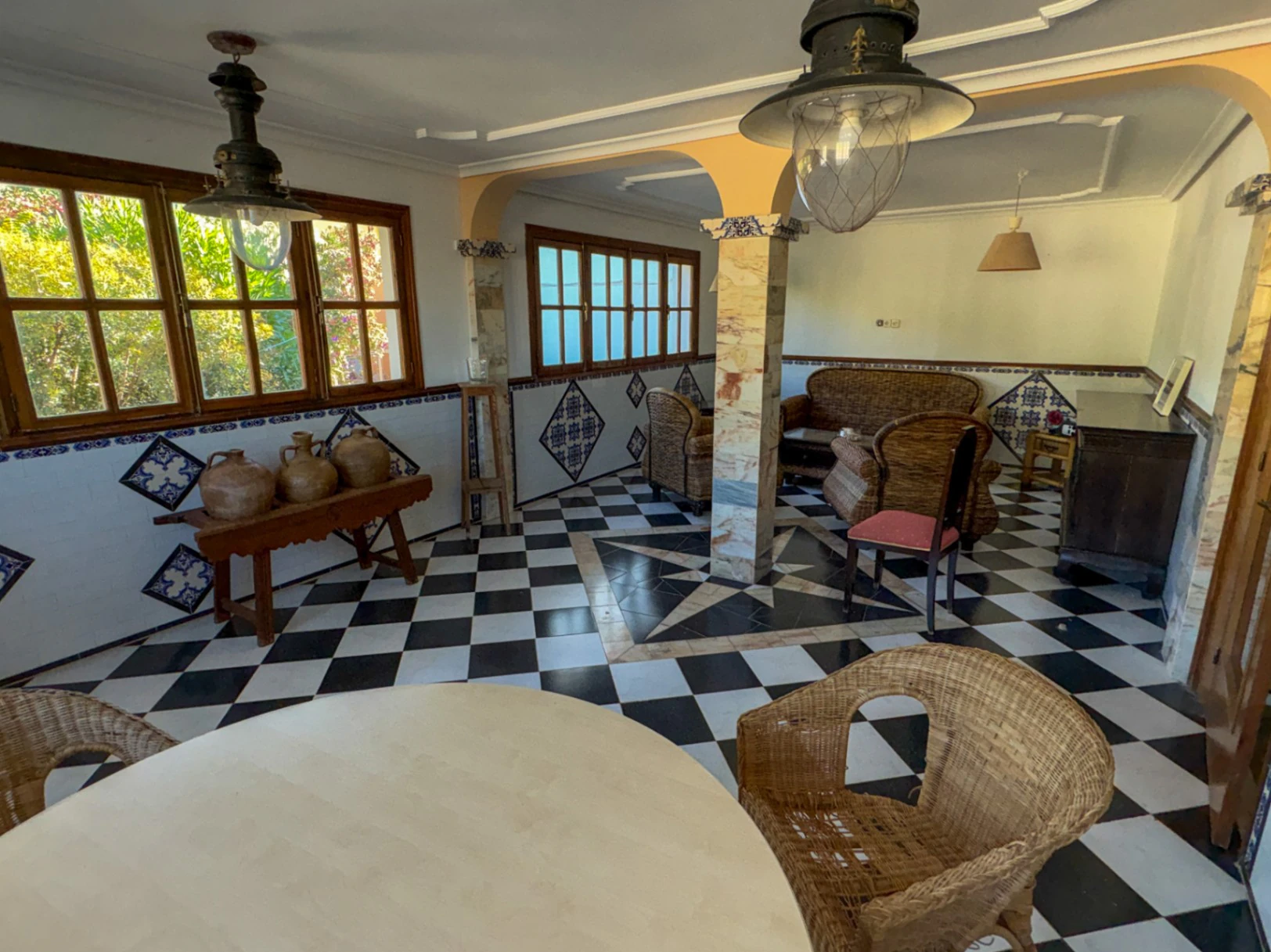 Immense villa avec l'âme d'un boutique hôtel et d'un restaurant dans un emplacement stratégique.