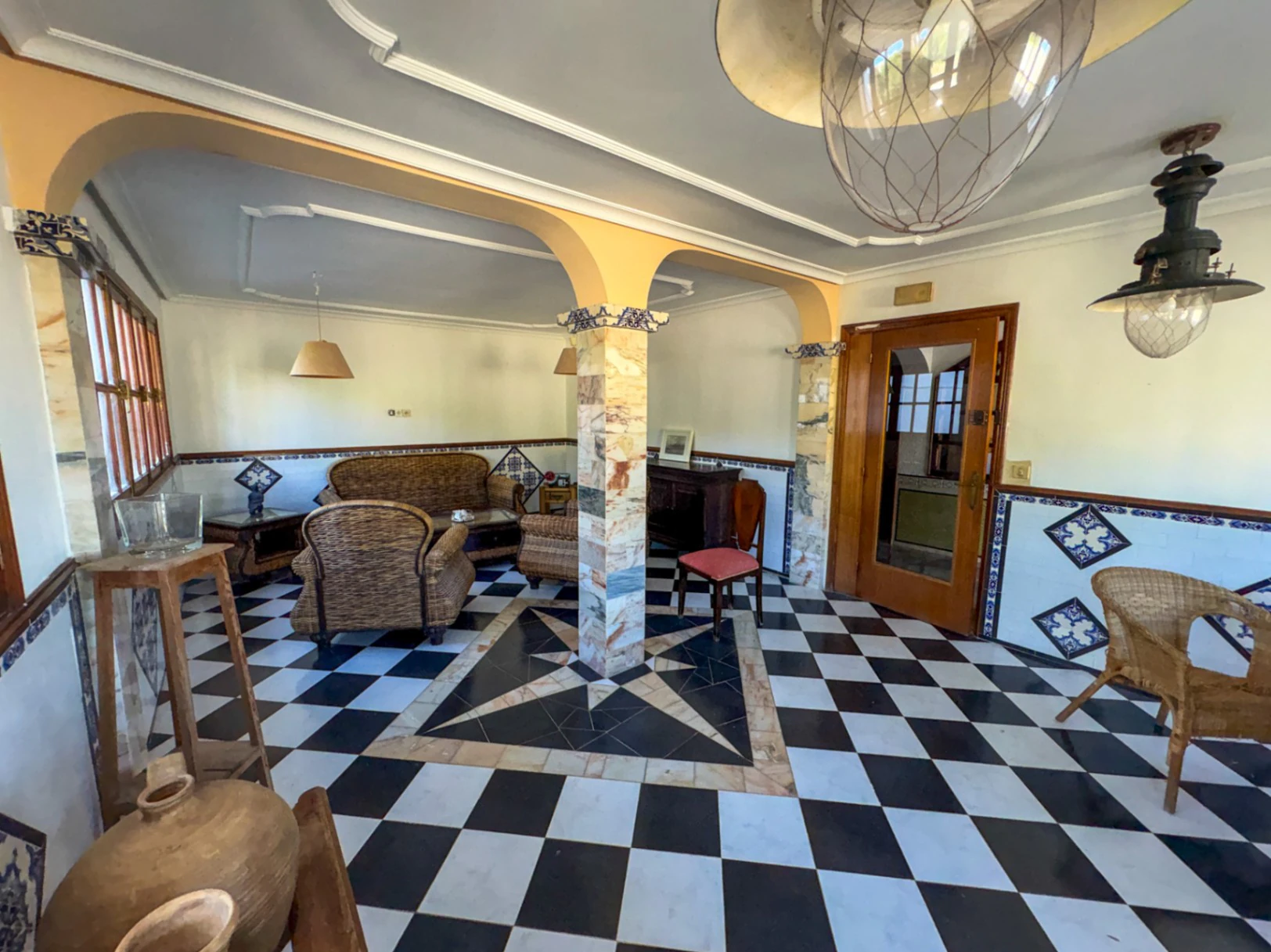 Immense villa avec l'âme d'un boutique hôtel et d'un restaurant dans un emplacement stratégique.
