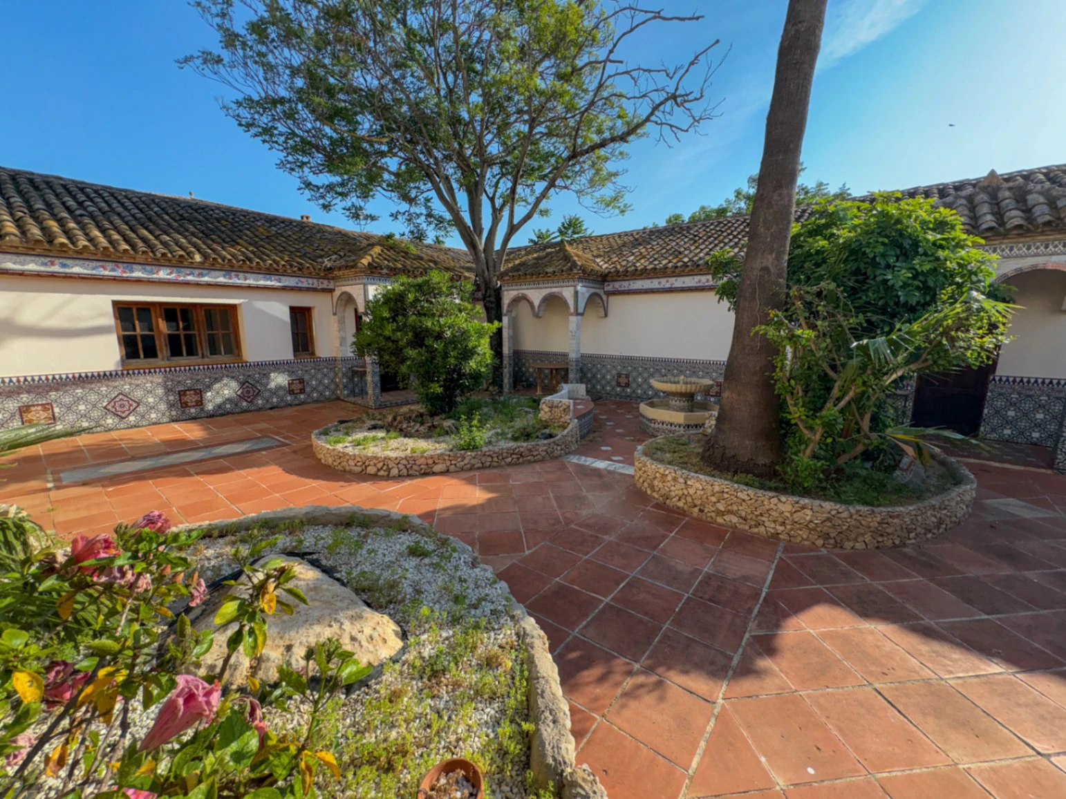Immense villa avec l'âme d'un boutique hôtel et d'un restaurant dans un emplacement stratégique.