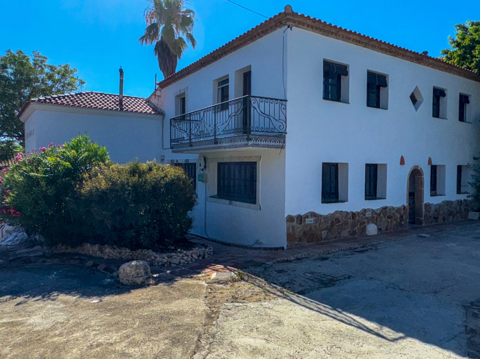 Immense villa avec l'âme d'un boutique hôtel et d'un restaurant dans un emplacement stratégique.