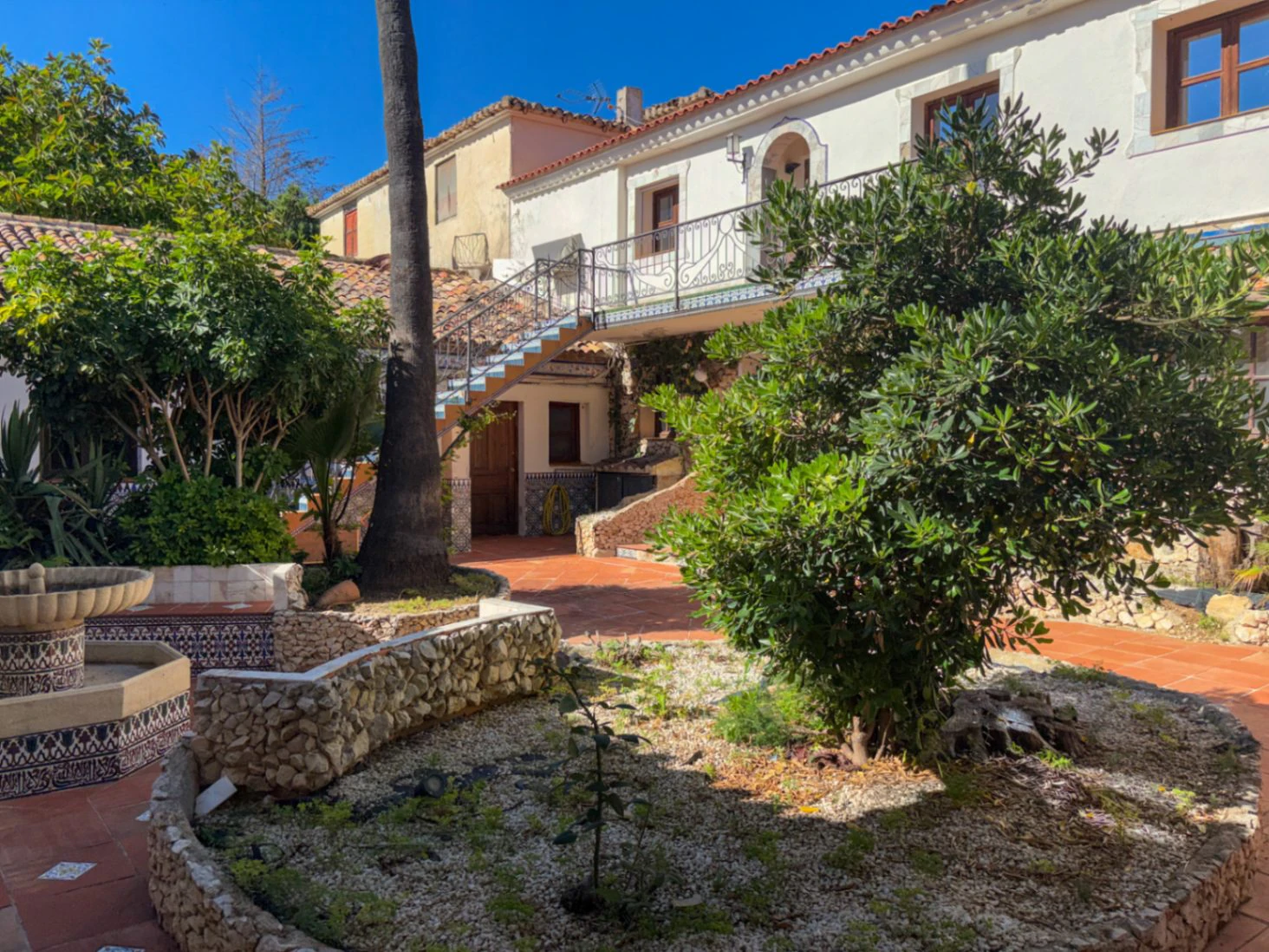 Inmensa villa con alma de Hotel Boutique y Restaurante en ubicación estratégica.