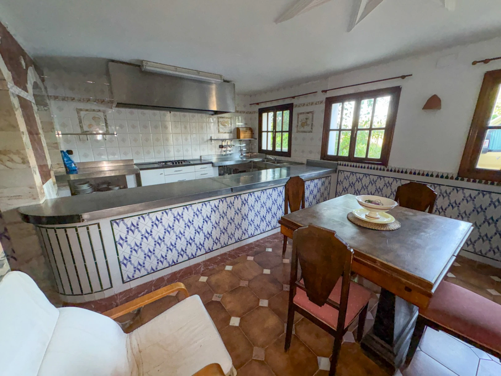 Immense villa avec l'âme d'un boutique hôtel et d'un restaurant dans un emplacement stratégique.