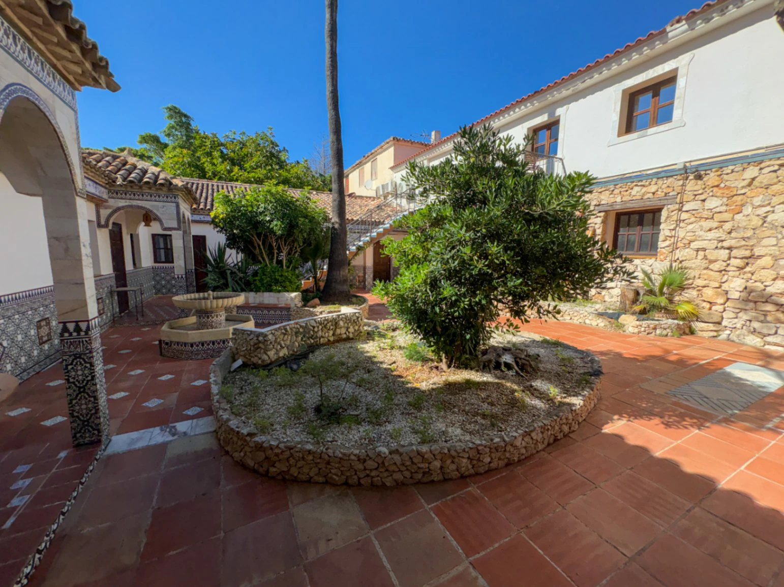 Immense villa avec l'âme d'un boutique hôtel et d'un restaurant dans un emplacement stratégique.