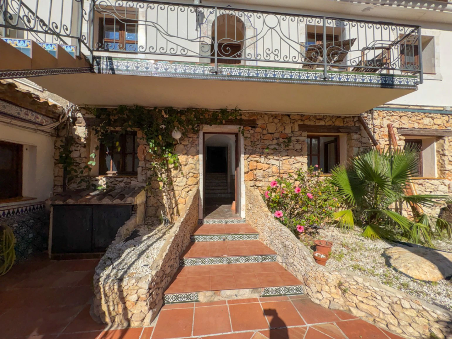 Inmensa villa con alma de Hotel Boutique y Restaurante en ubicación estratégica.