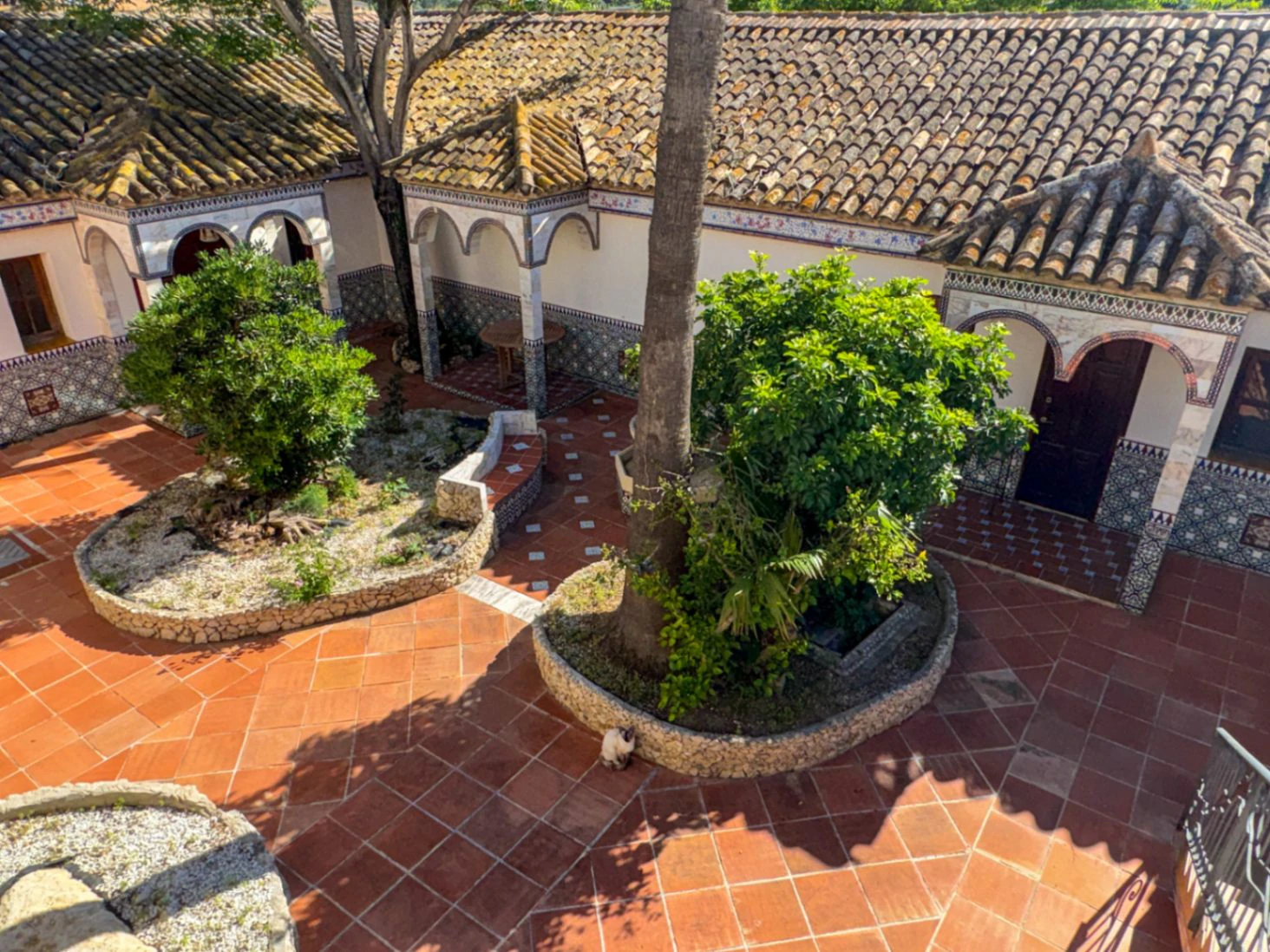 Inmensa villa con alma de Hotel Boutique y Restaurante en ubicación estratégica.