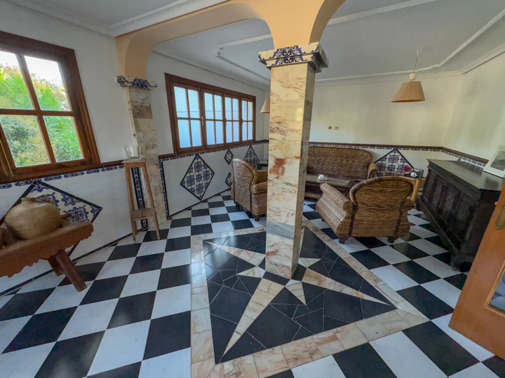 Immense villa avec l'âme d'un boutique hôtel et d'un restaurant dans un emplacement stratégique.