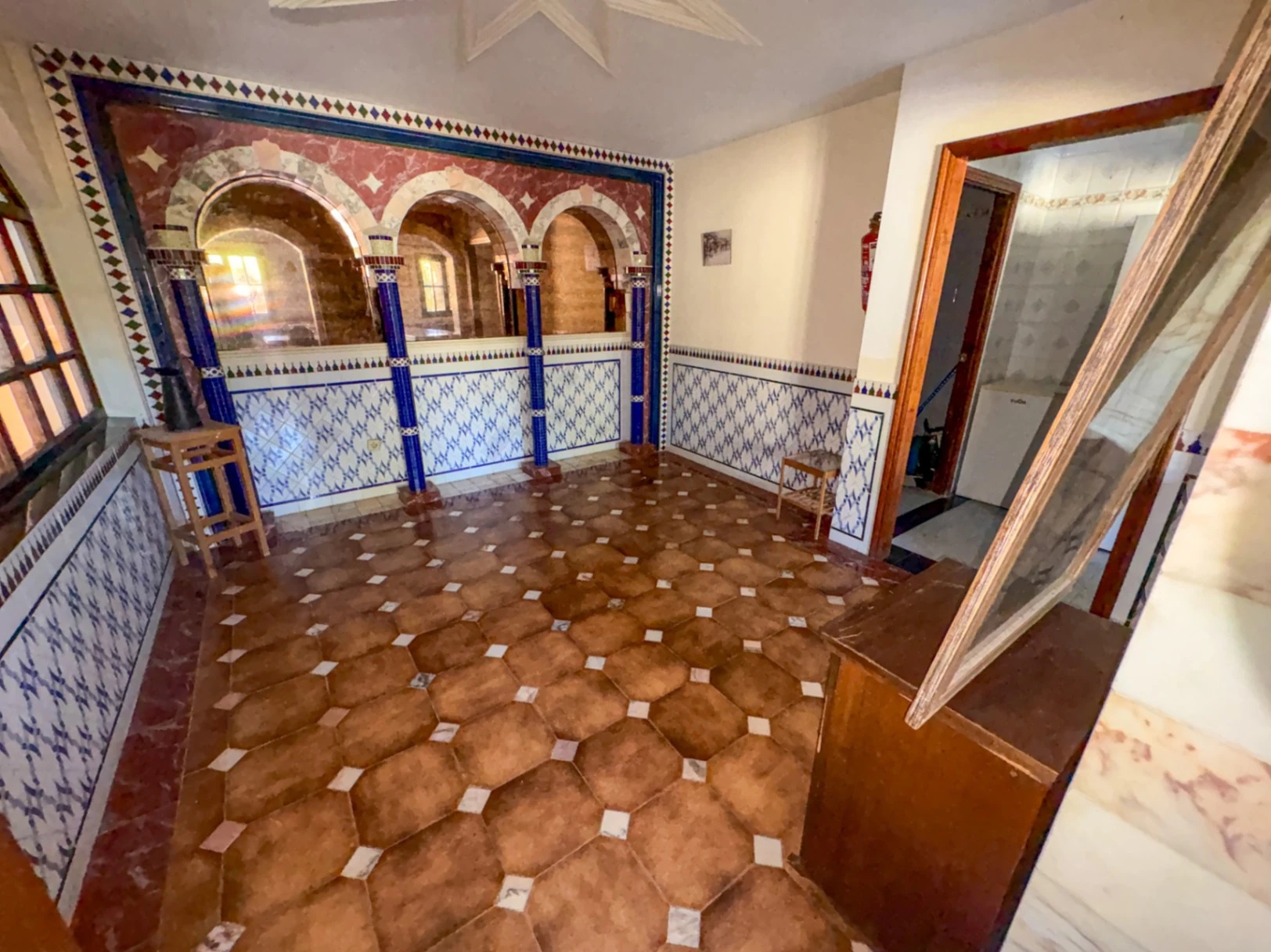 Immense villa avec l'âme d'un boutique hôtel et d'un restaurant dans un emplacement stratégique.