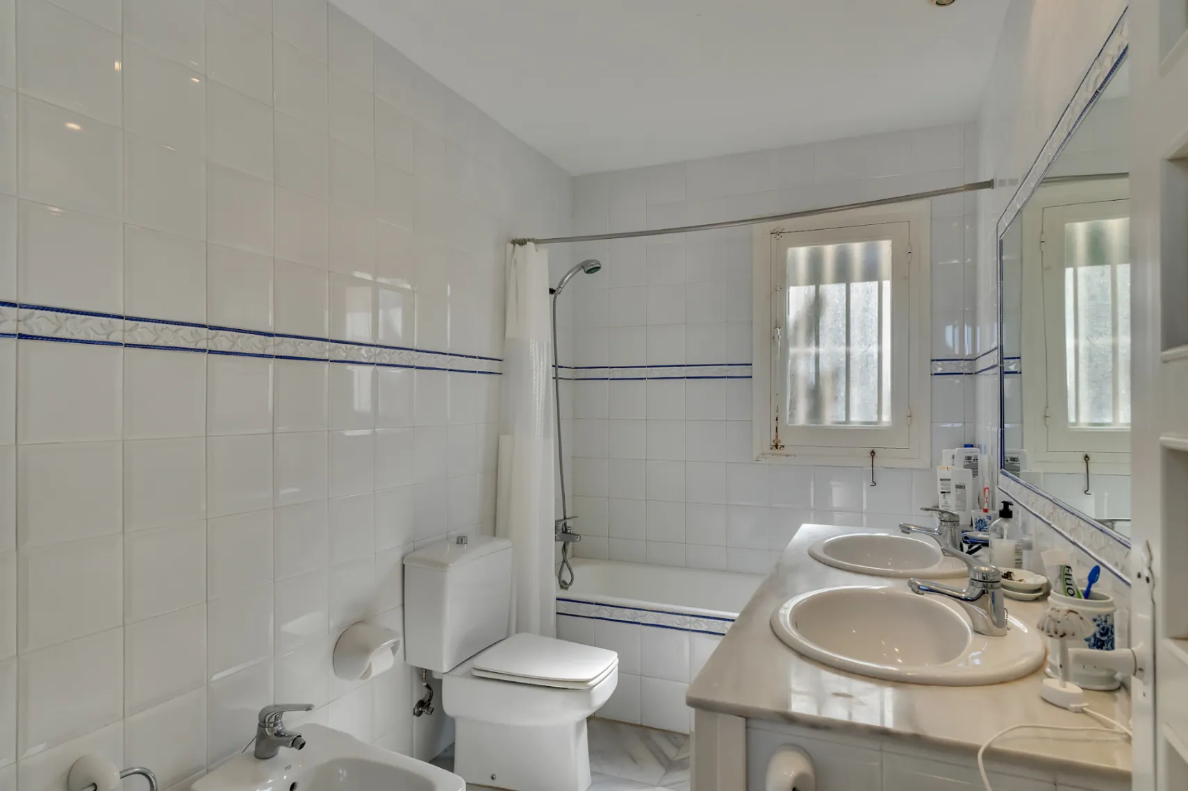 4825 - Villa impressionnante avec des vues incroyables sur la mer dans la urbanisation El Tosalet.