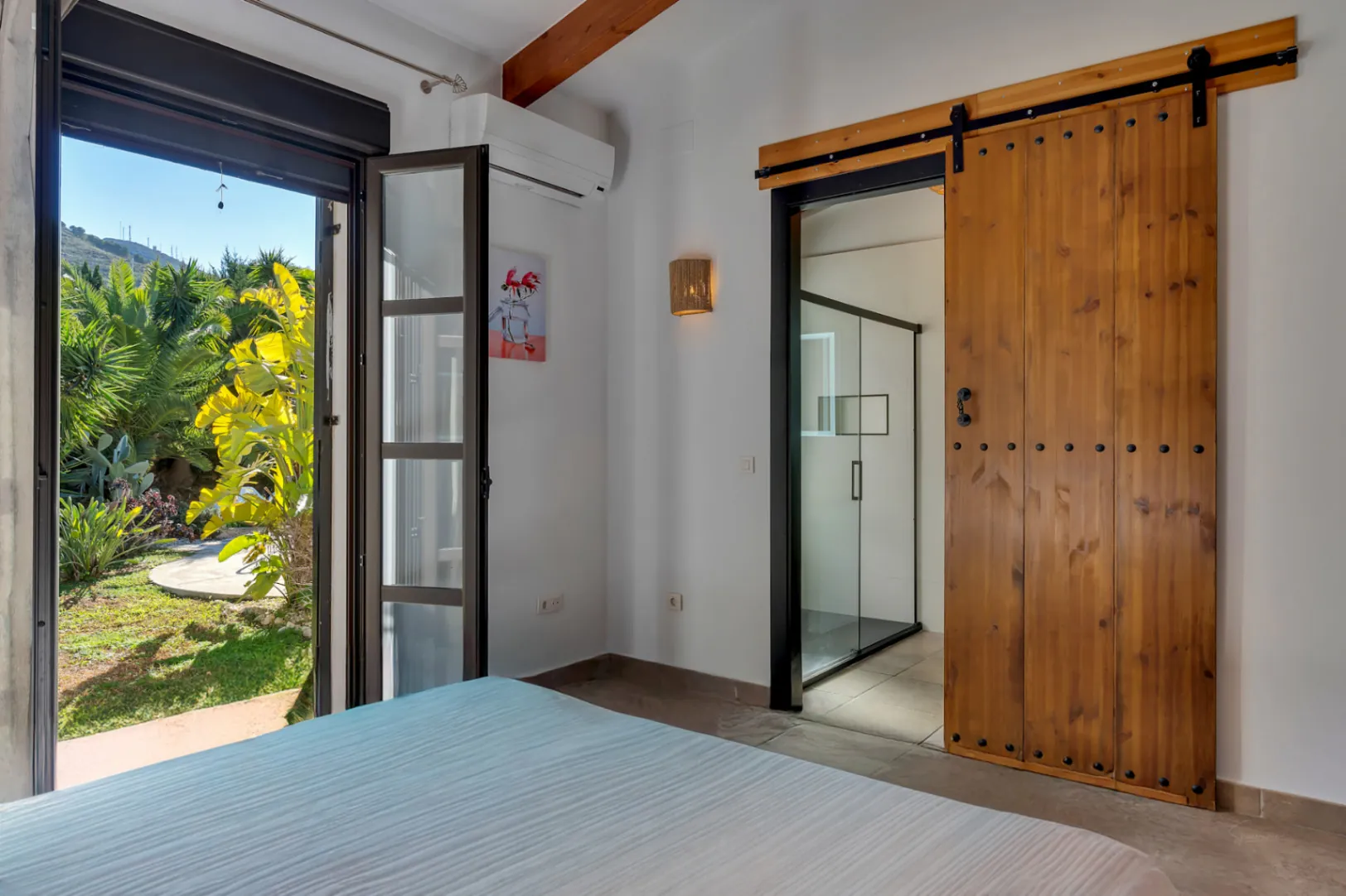 4802 - Récemment rénovée dans un quartier calme avec vue dégagée.