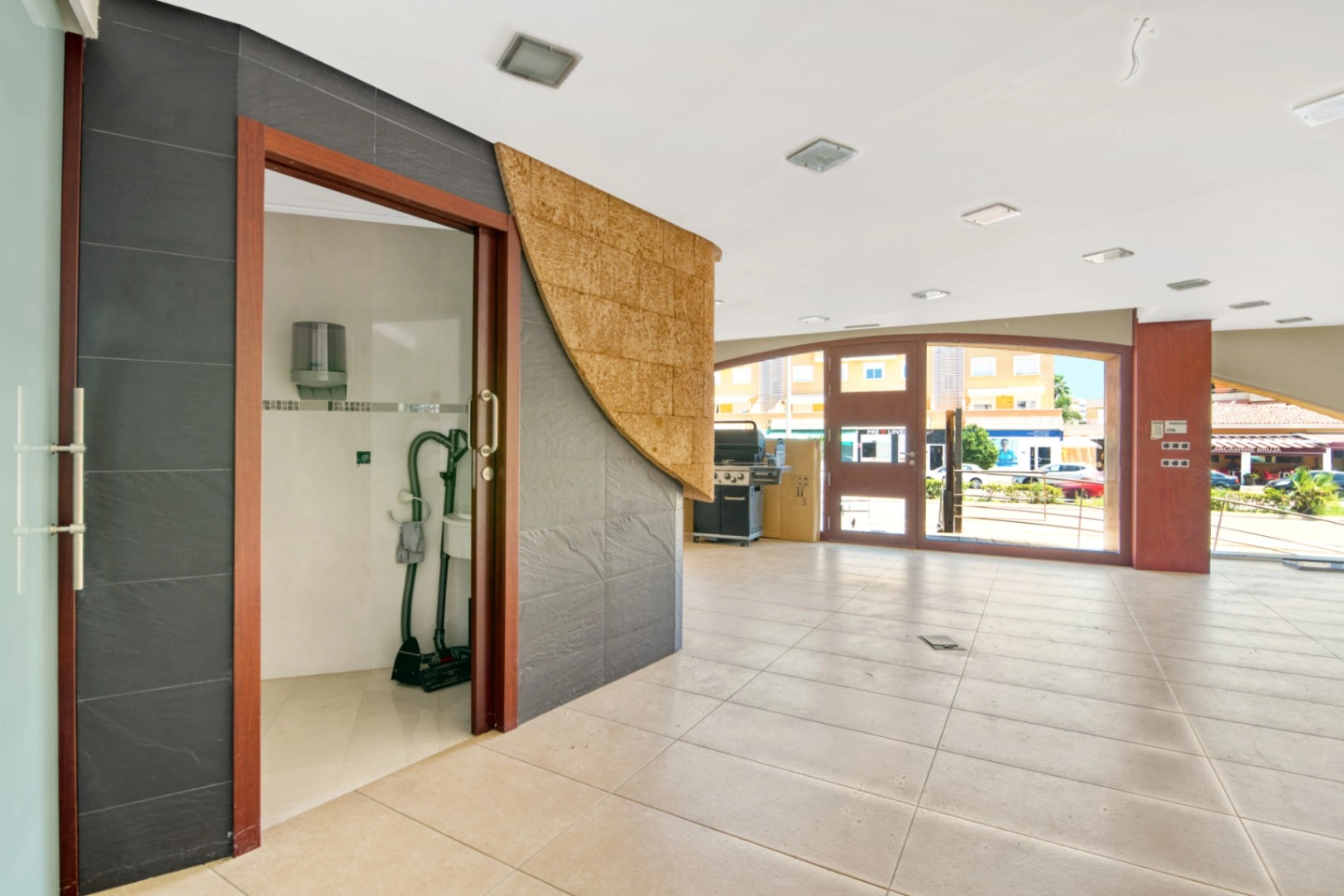 CRP067891 - Prime Javea Commercial Gem: ¡Versátil unidad comercial de 200m2 en el centro estratégico de Jávea!