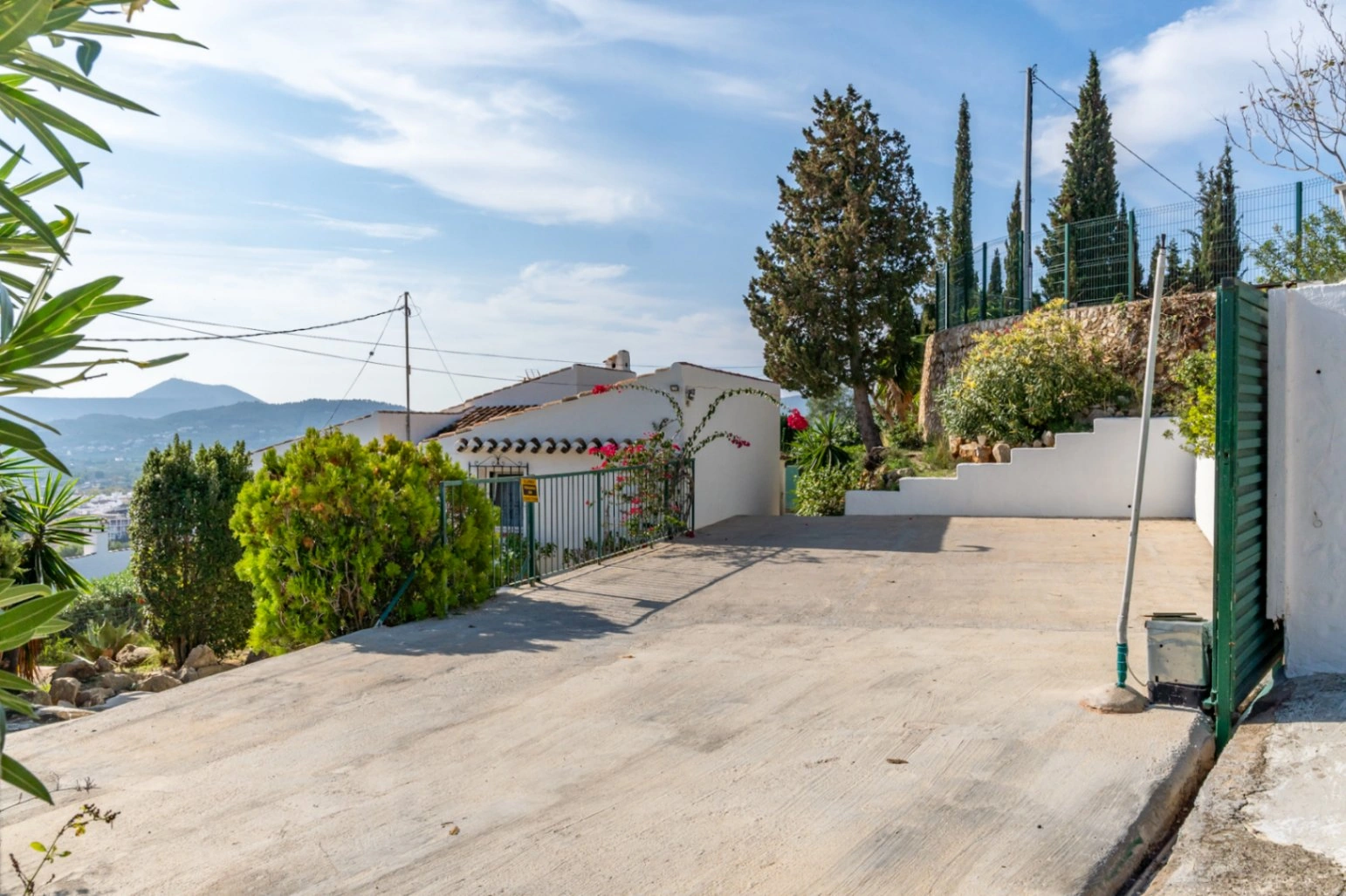 4668 - Villa mediterranea con impresionantes vistas al mar y montaña