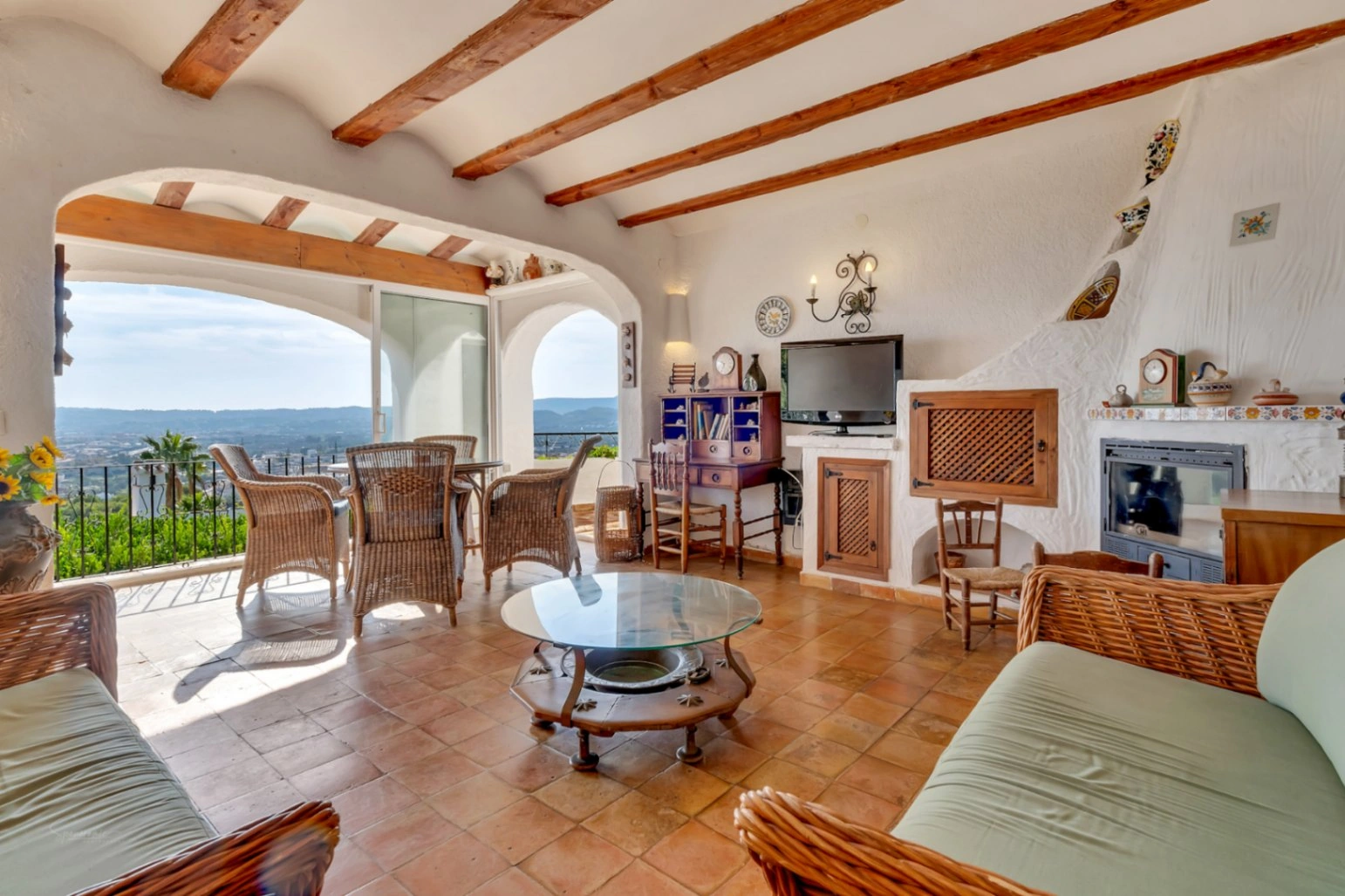 4668 - Villa mediterranea con impresionantes vistas al mar y montaña
