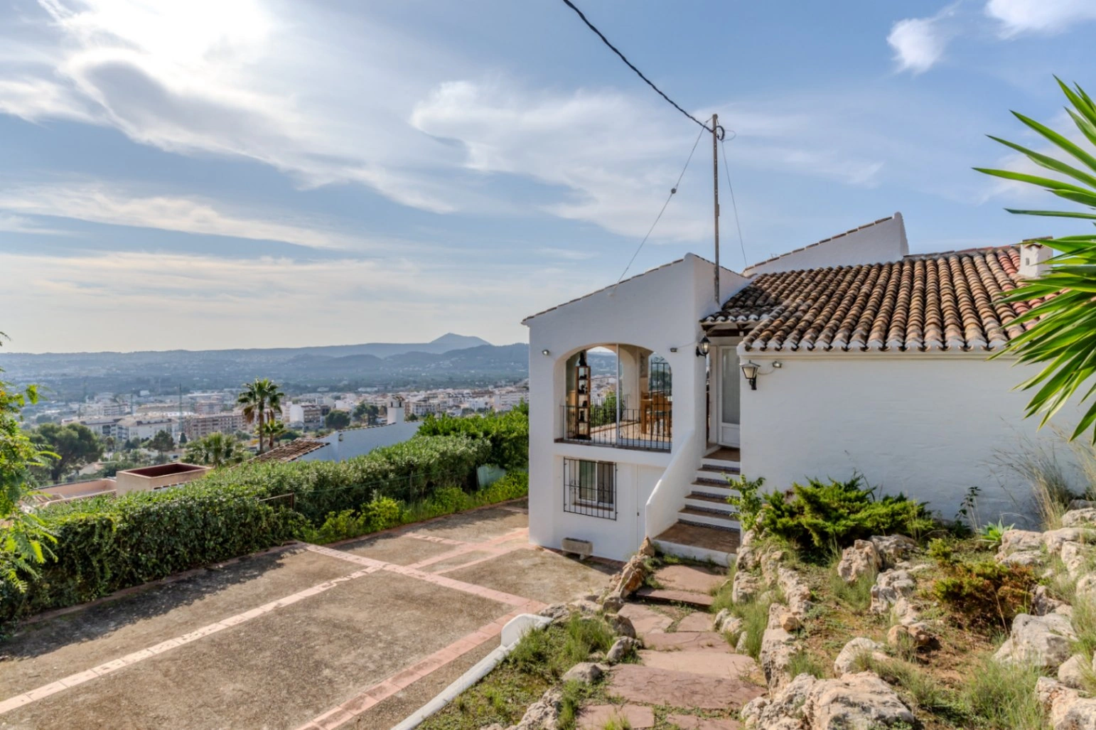 4668 - Villa mediterranea con impresionantes vistas al mar y montaña