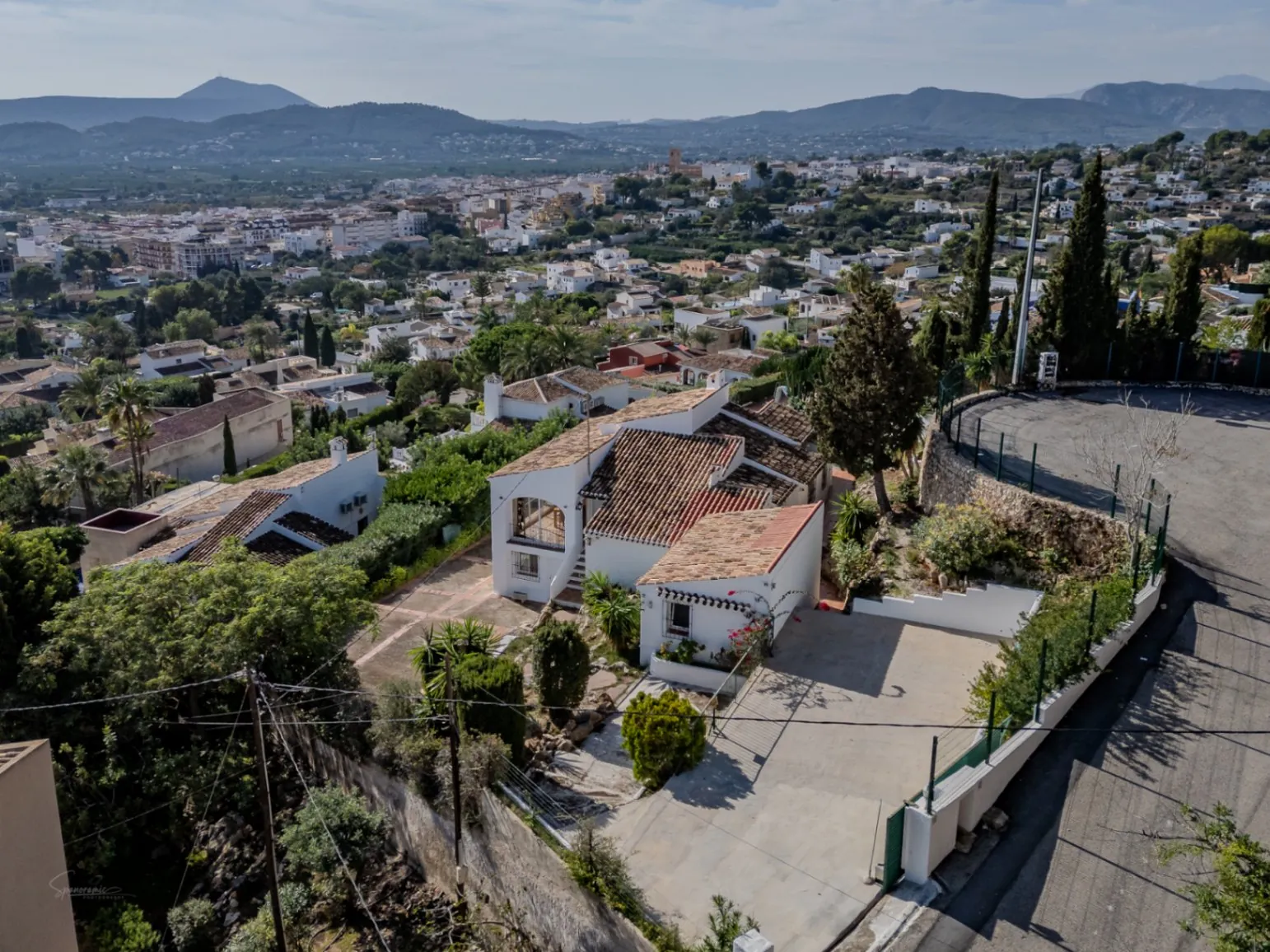 4668 - Villa mediterranea con impresionantes vistas al mar y montaña