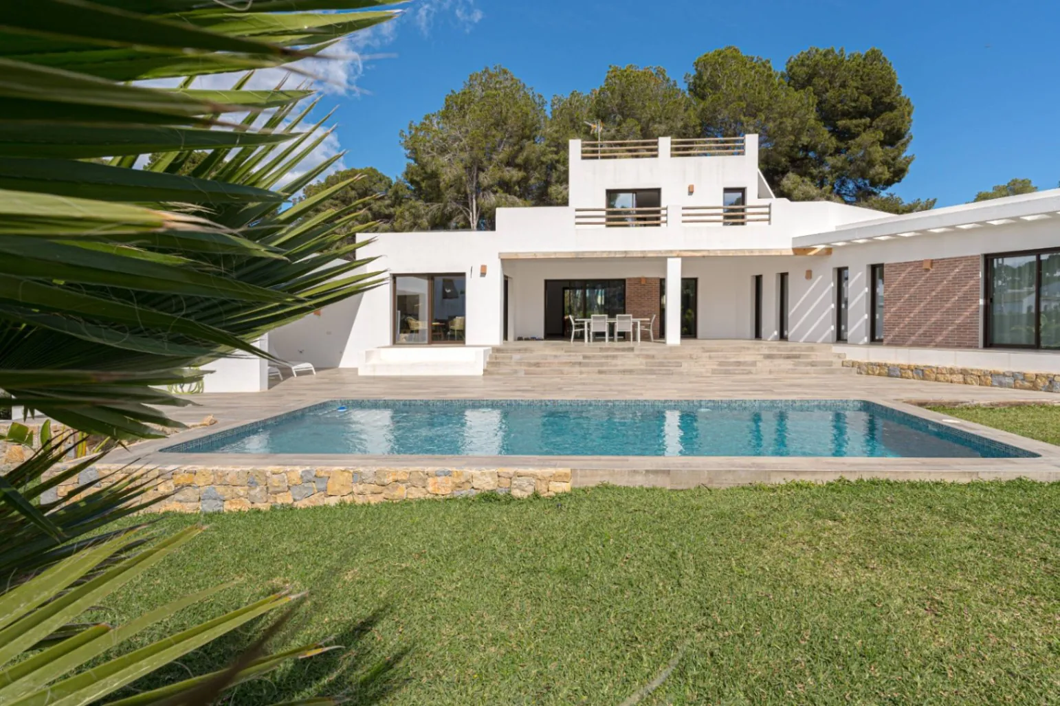 CRCH1029 - Villa moderne orientée plein sud, à seulement 250 mètres de la mer et de la crique Blanca à Jávea.