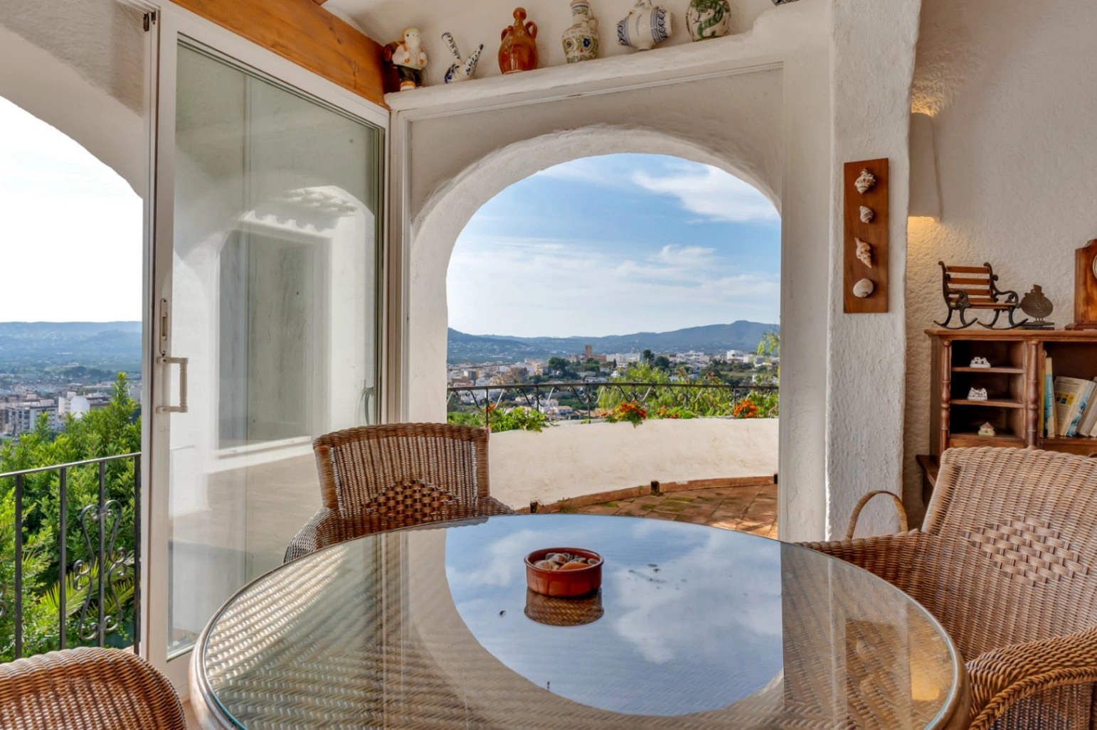 4668 - Villa mediterranea con impresionantes vistas al mar y montaña