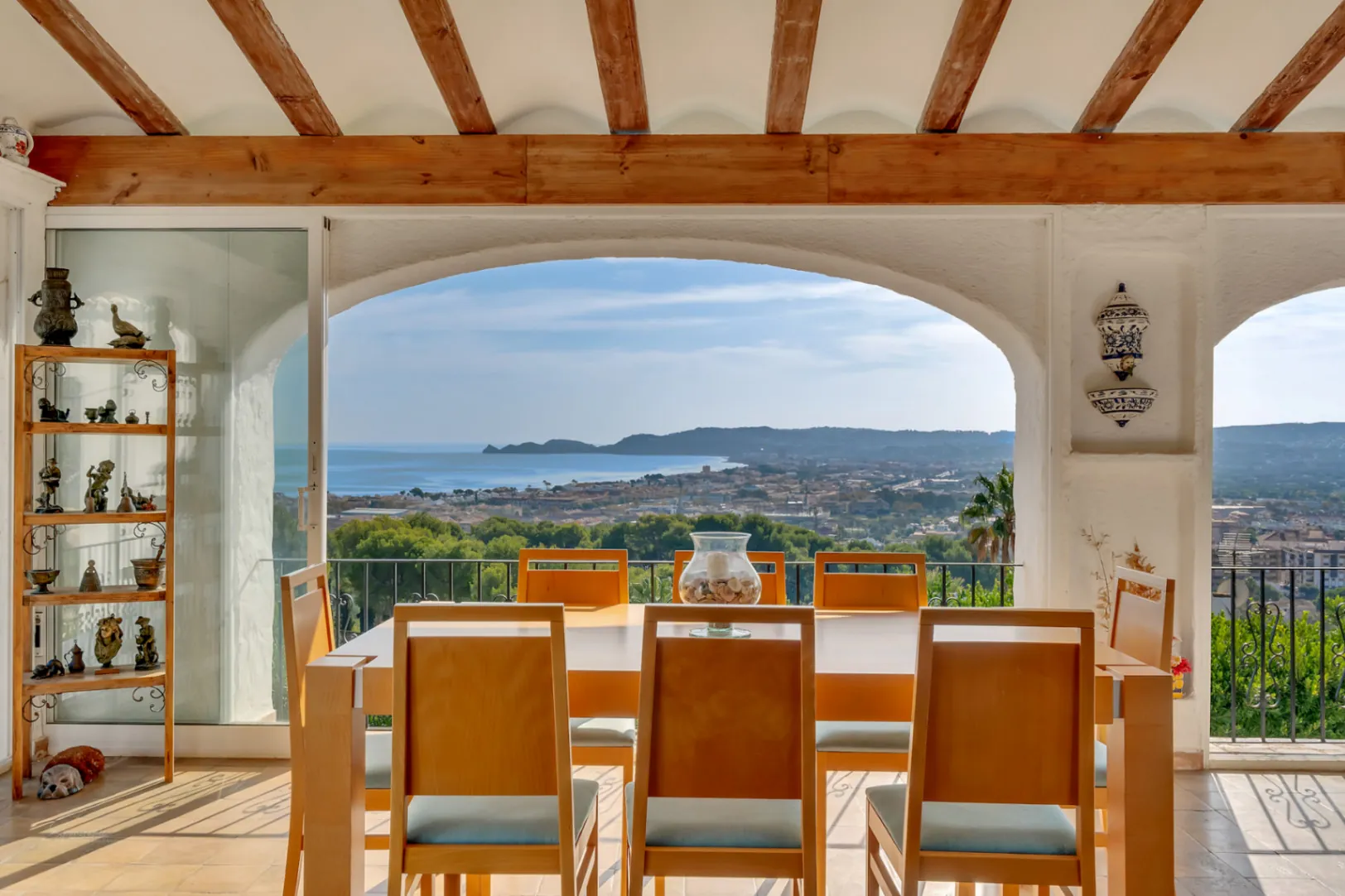 Villa mediterranea con impresionantes vistas al mar y montaña...