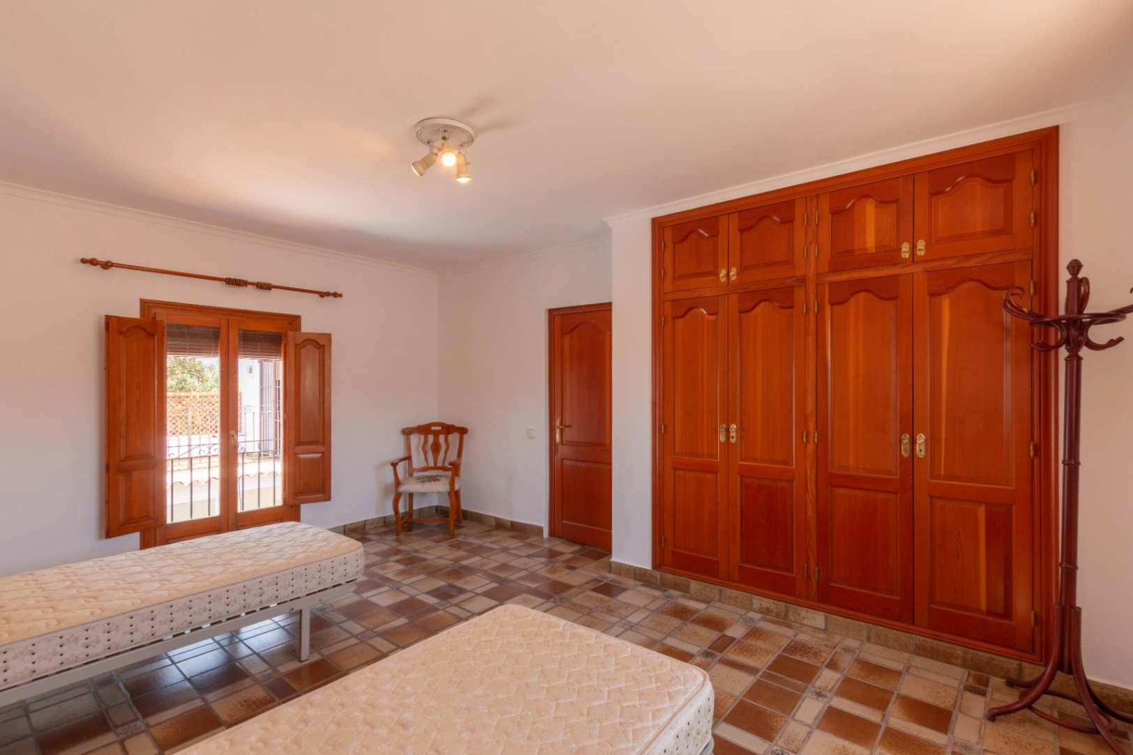 Chalet de 5 dormitorios en Gata de Gorgos disponible para alquiler de larga temporada