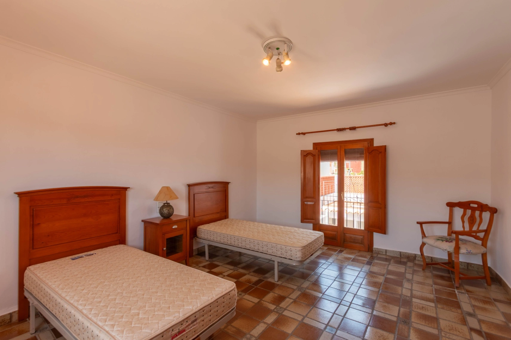 Chalet de 5 dormitorios en Gata de Gorgos disponible para alquiler de larga temporada