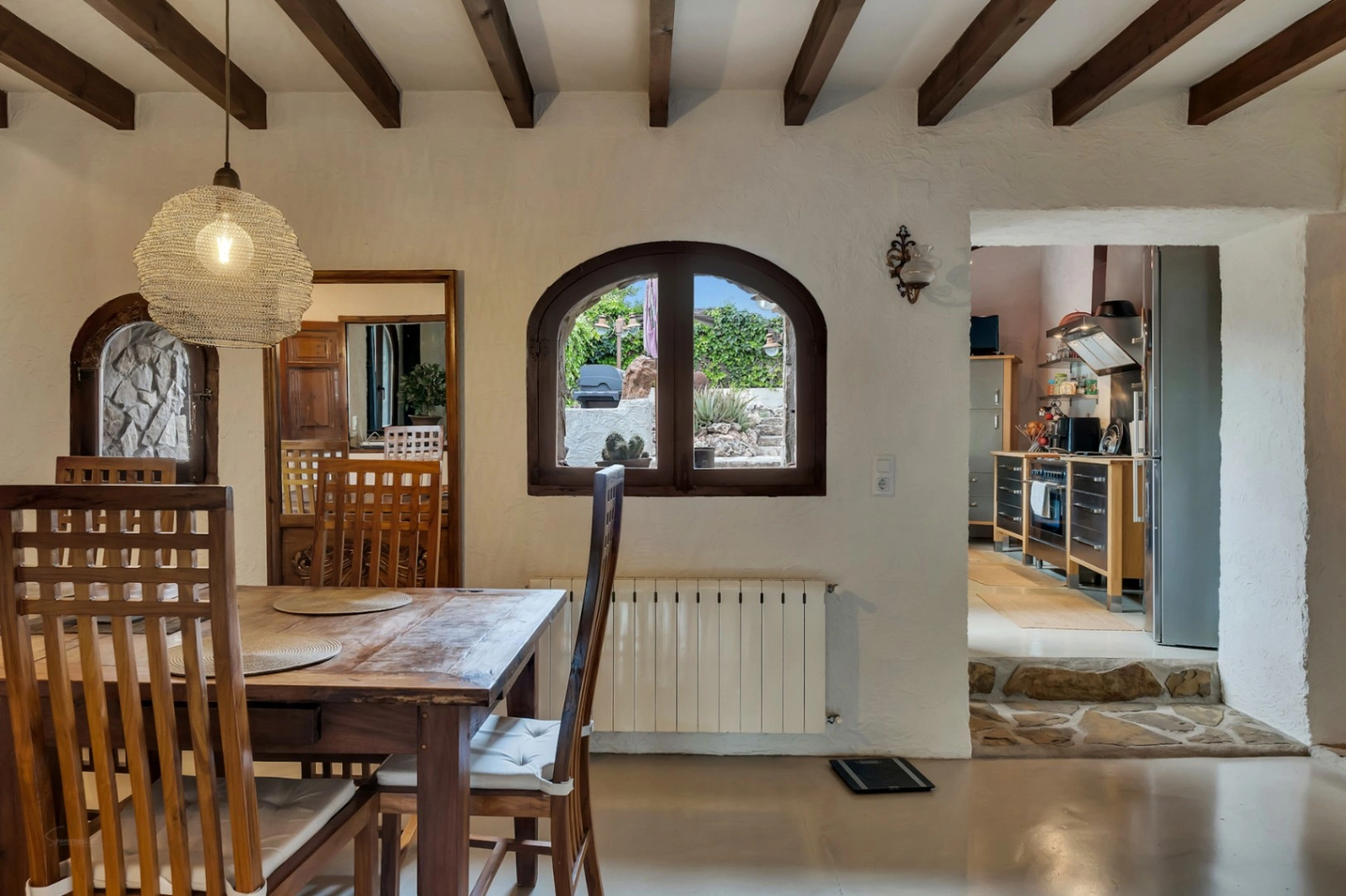 4800 - Villa avec appartement d'invités, entièrement rénovée et proche du centre historique de Jávea.