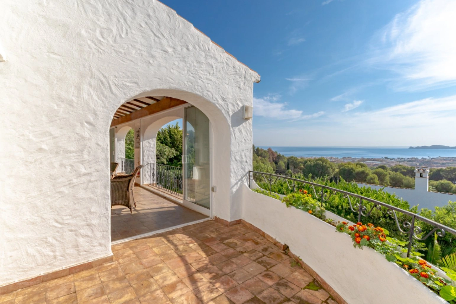 4668 - Villa mediterranea con impresionantes vistas al mar y montaña