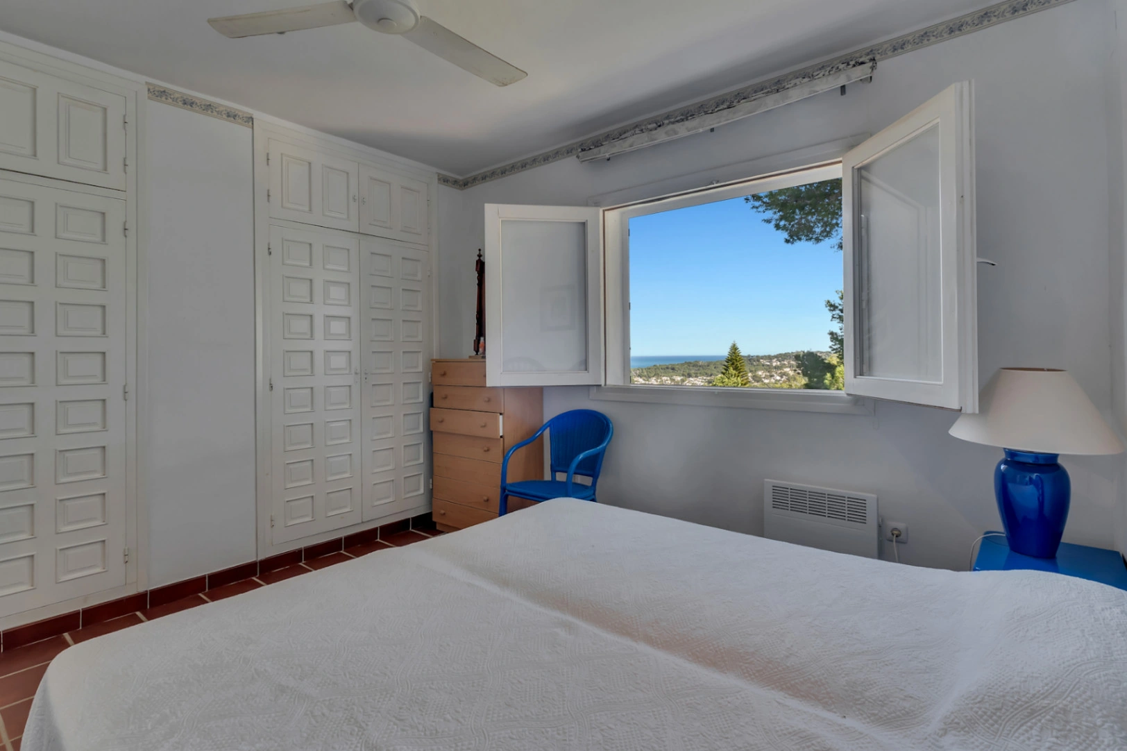 4825 - Villa impressionnante avec des vues incroyables sur la mer dans la urbanisation El Tosalet.