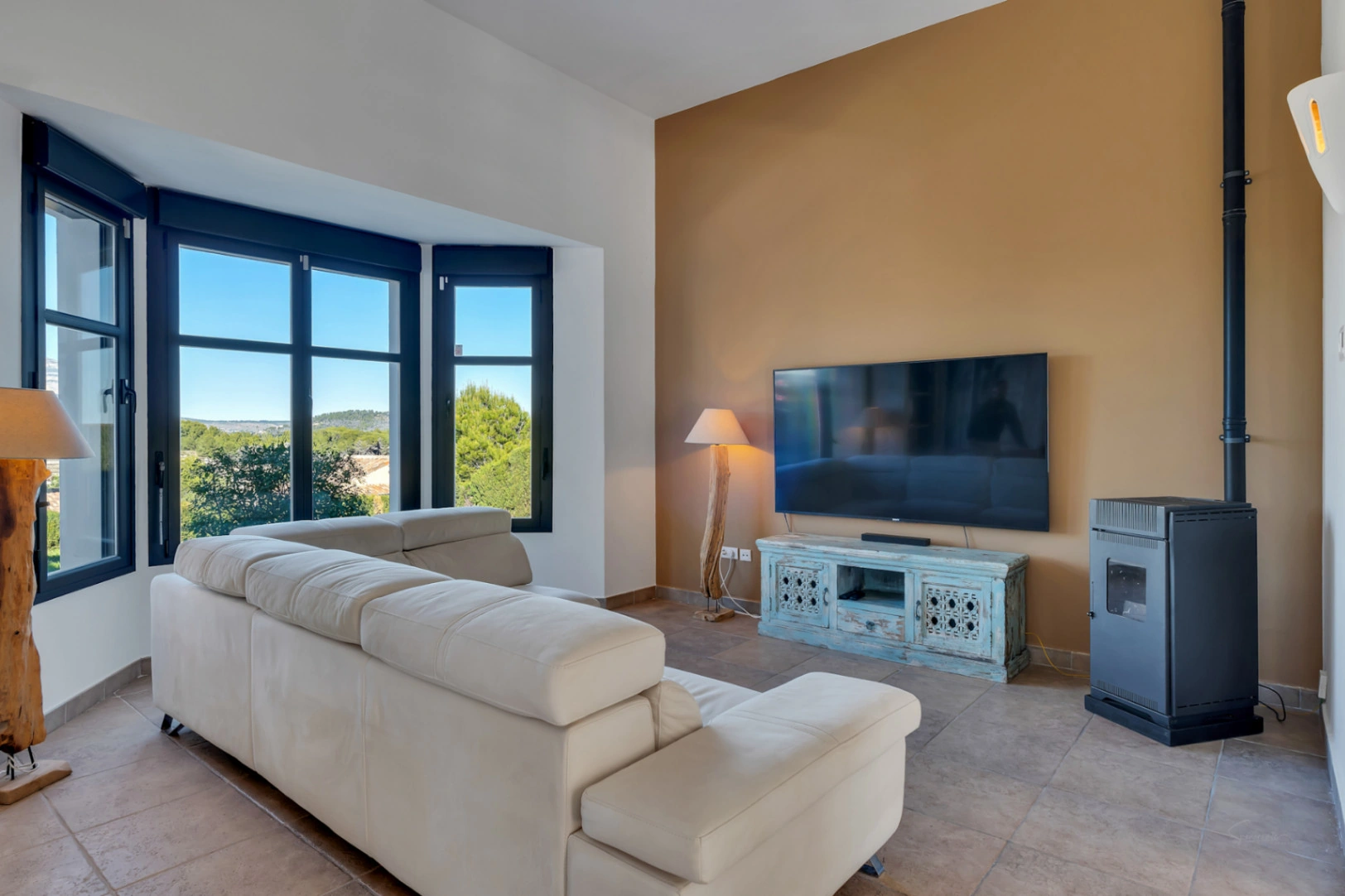 4802 - Récemment rénovée dans un quartier calme avec vue dégagée.