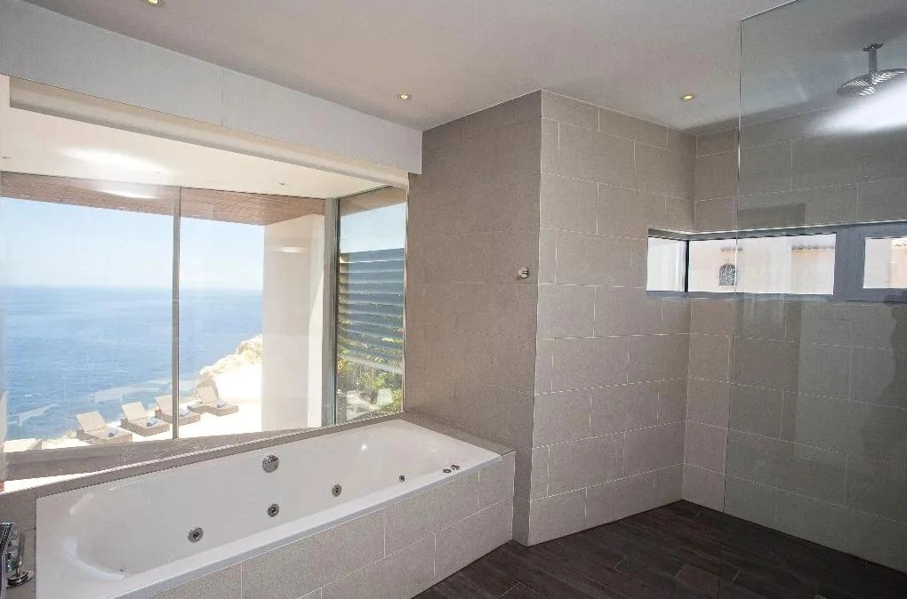 4677 - Lujosa Villa moderna en primera línea con impresionantes vistas al mar
